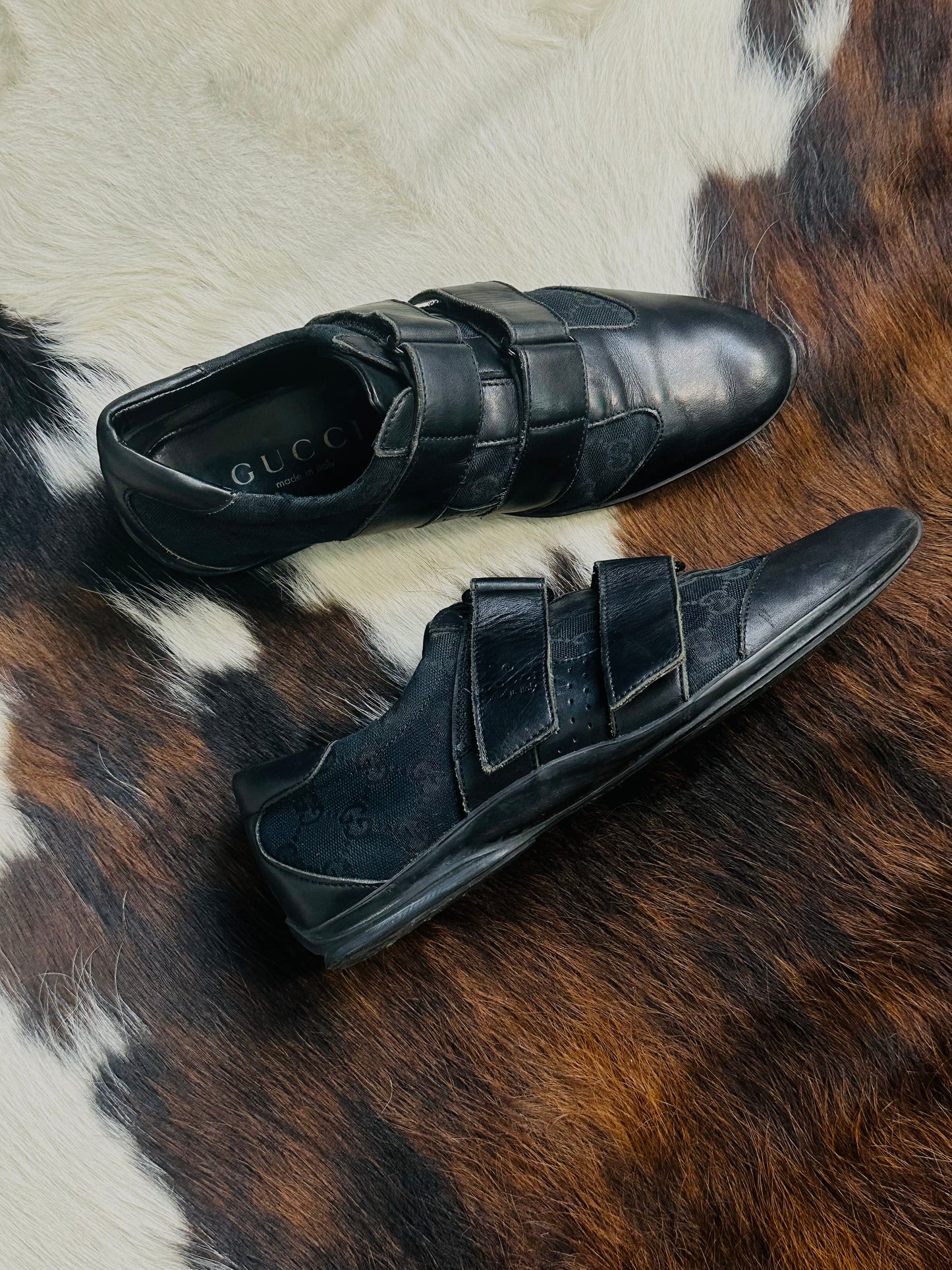 GUCCI - Sneakers Vintage con Doppio Strap – Pelle e Tela GG Monogram – Nero | Tg 40½