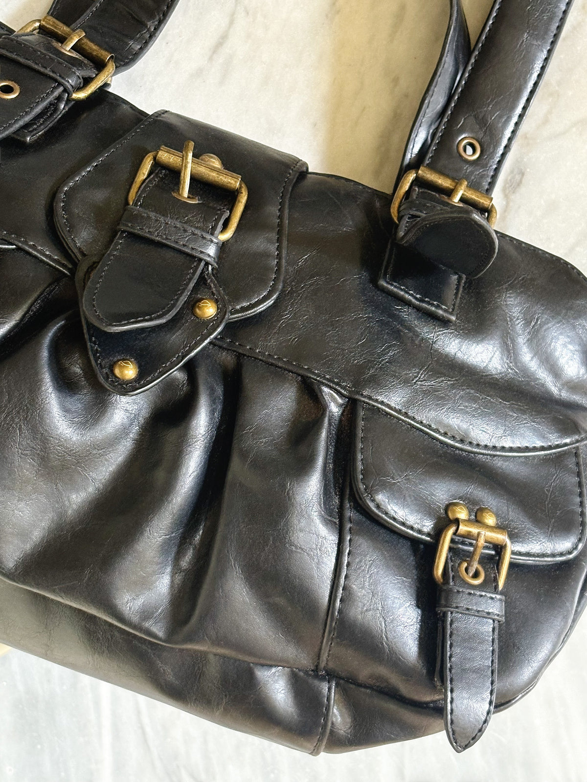 Borsa vintage Y2K in pelle nera con fibbie e tasche – 2000s Buckle Shoulder Bag