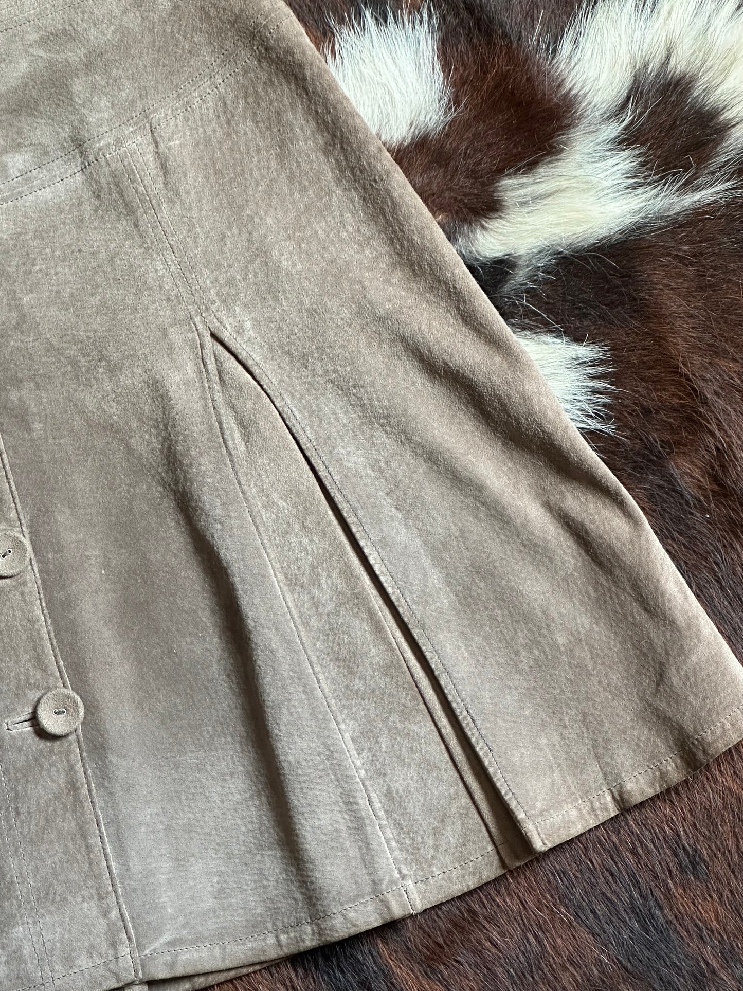 Gonna in Vera Pelle Scamosciata Beige – Linea A con Bottoni Frontali