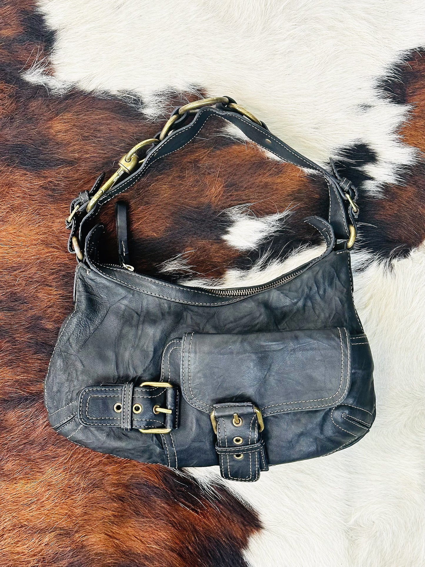 Borsa a Spalla in Pelle Marrone con Dettagli in Metallo