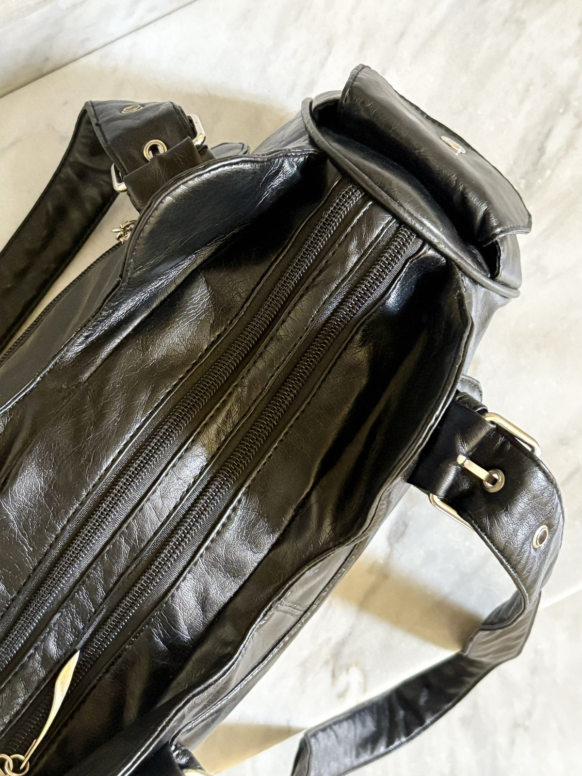 Borsa vintage in pelle nera Y2K con doppio manico e fibbie