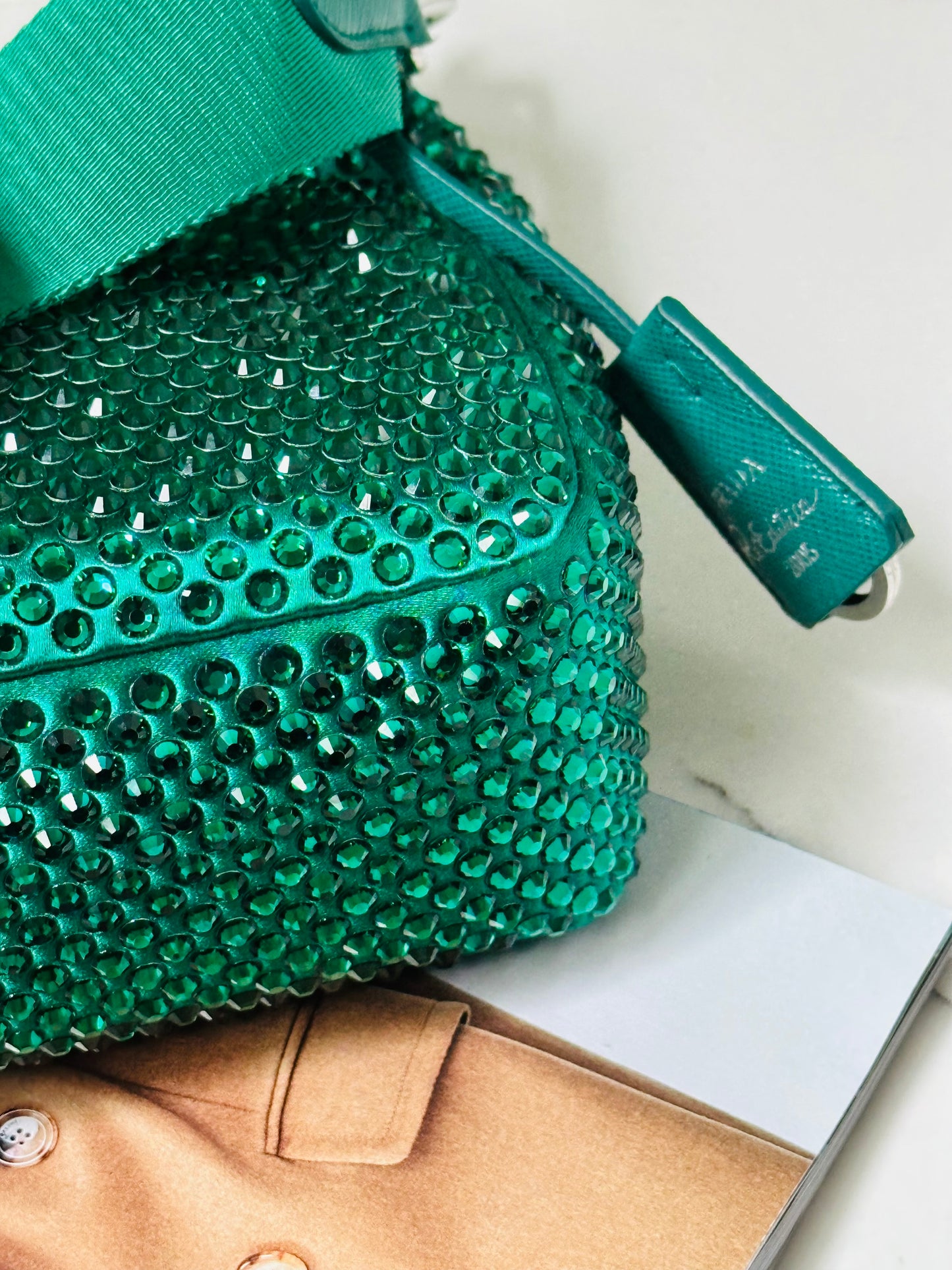 PRADA - Re-Edition 2005 Shoulder Bag – Satin Verde con Cristalli