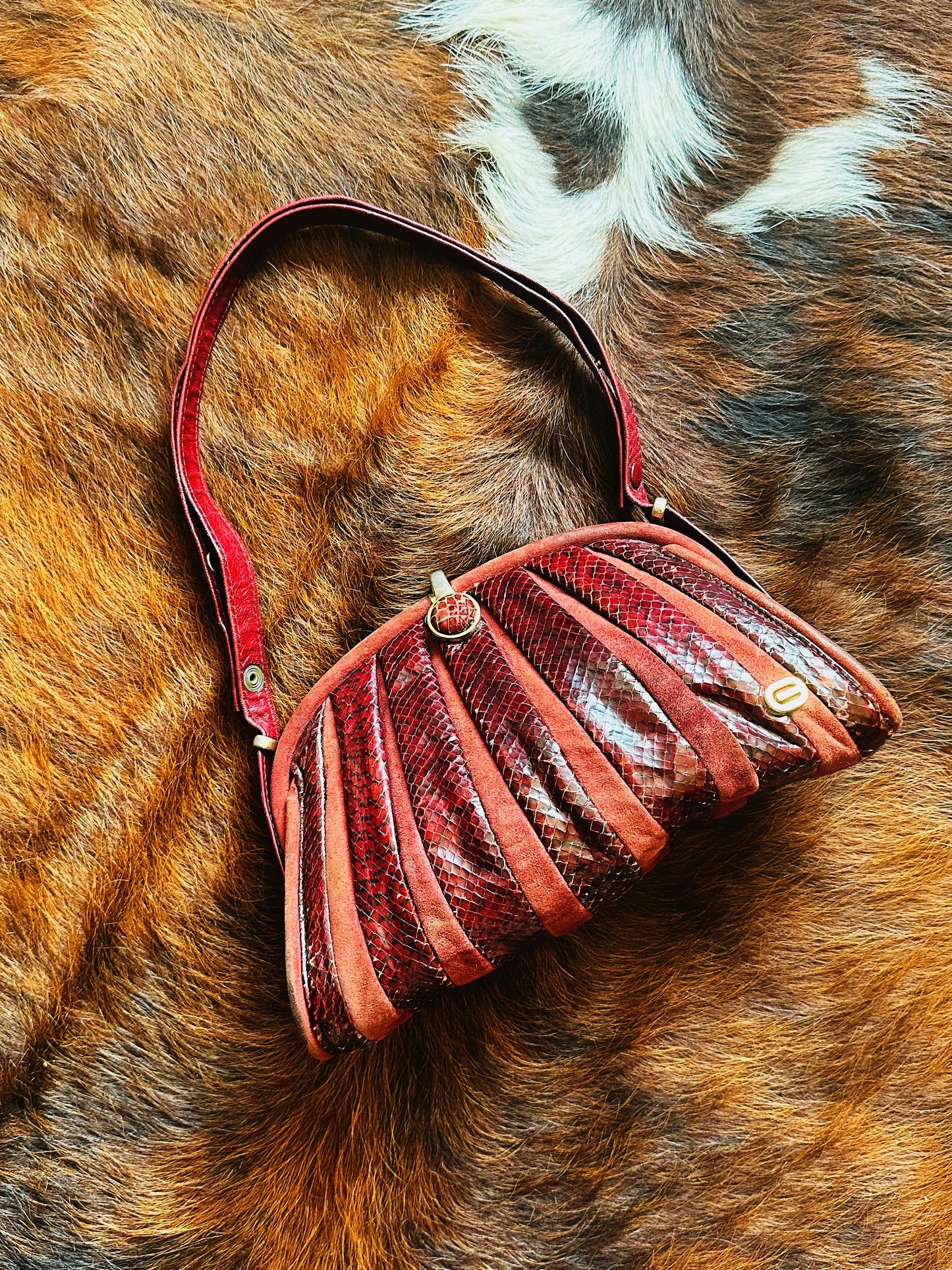 CLUTCH - Borsa vintage in pitone bordeaux dettagli in suede e chiusura gioiello