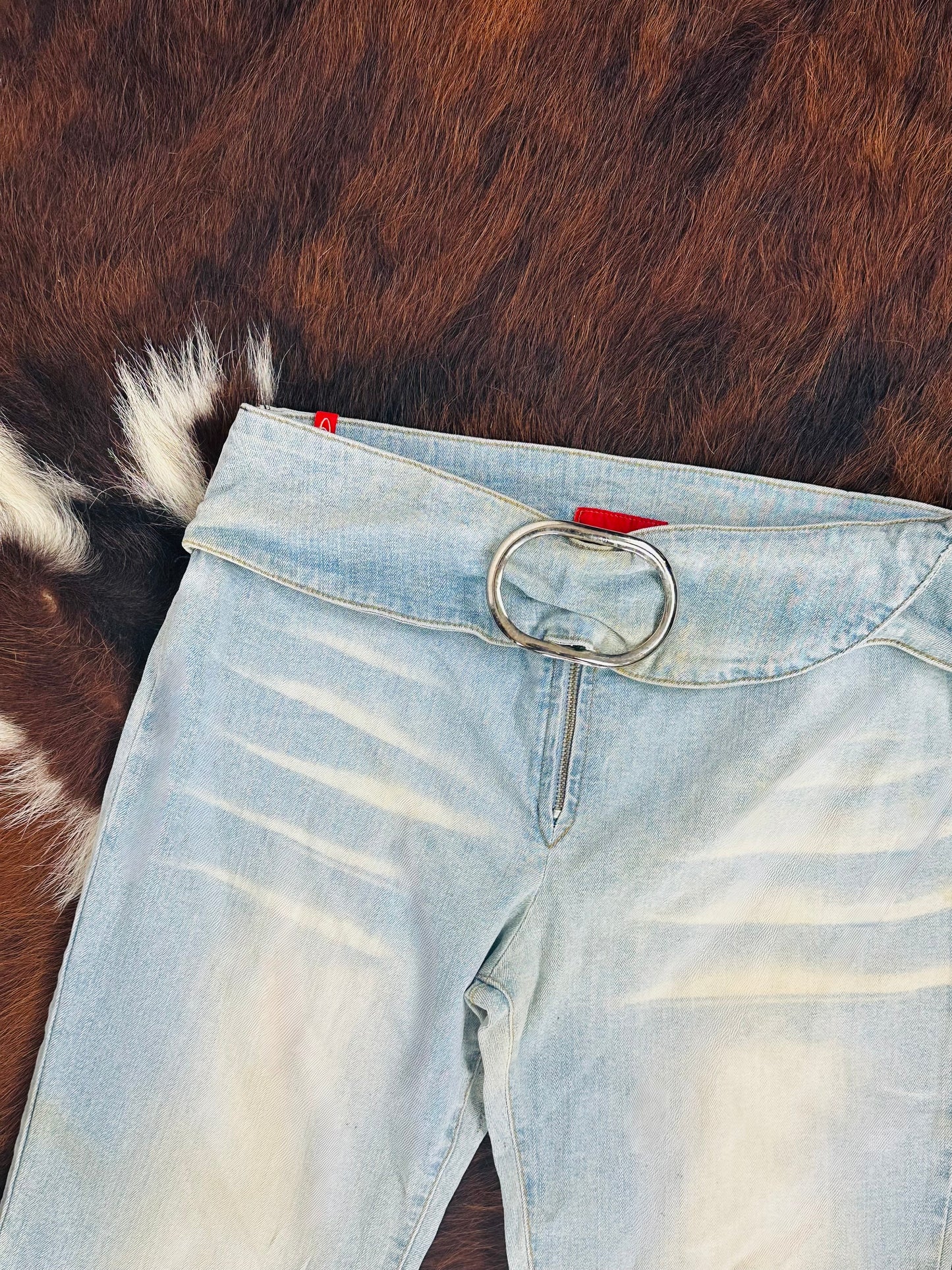Jeans Flare Light Wash con Cintura Ovale Integrata – Y2K Edition