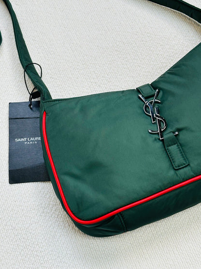 SAINT LAURENT PARIS - Borsa Shoulder in Nylon Verde Racing con profili rossi