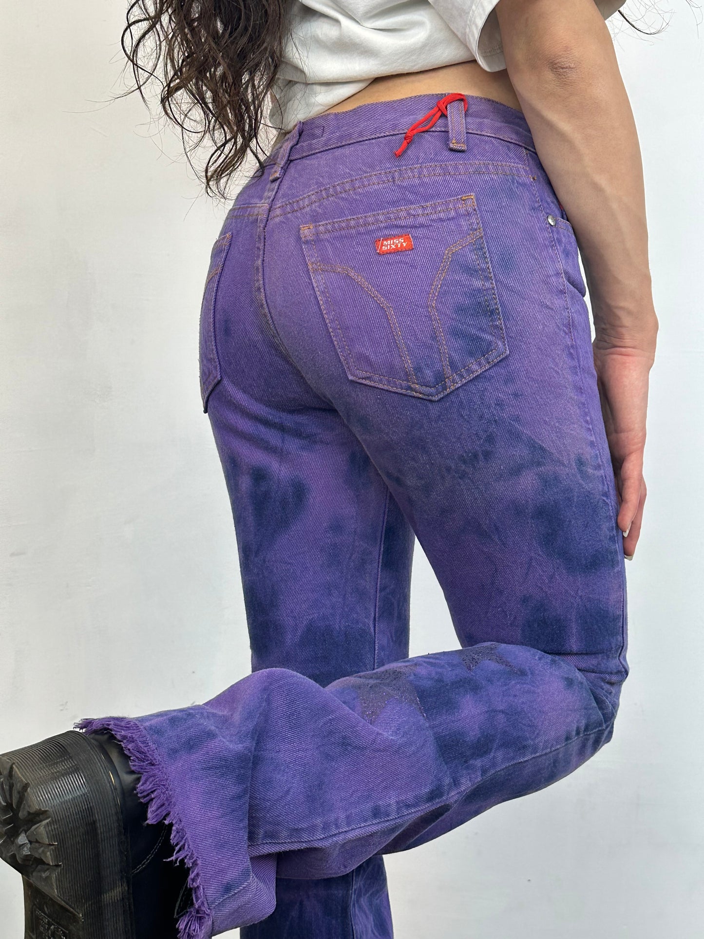 MISS SIXTY – Jeans Viola Tie-Dye Y2K con Stelle Glitter e Fondo Sfilacciato