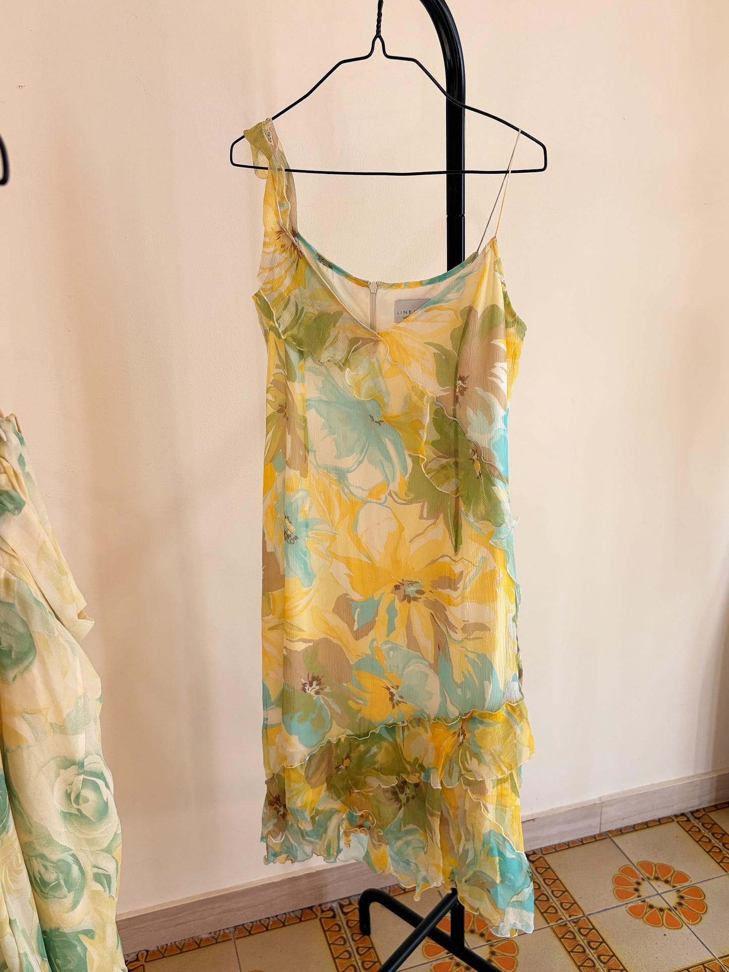 Abito in seta floreale con ruches asimmetriche – Y2K romantic mood
