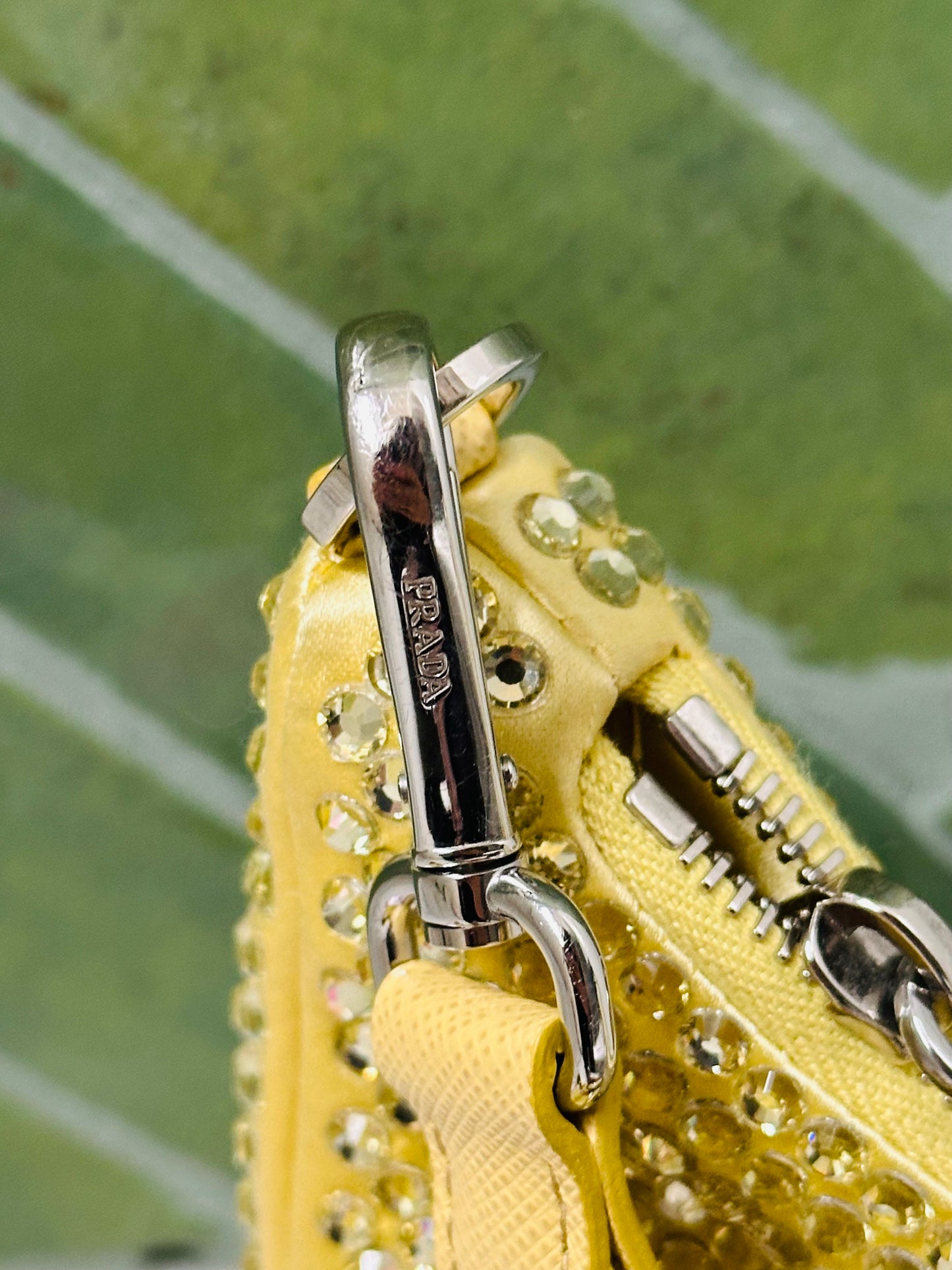 PRADA - Re-Edition 2005 Shoulder Bag – Satin Giallo con Cristalli