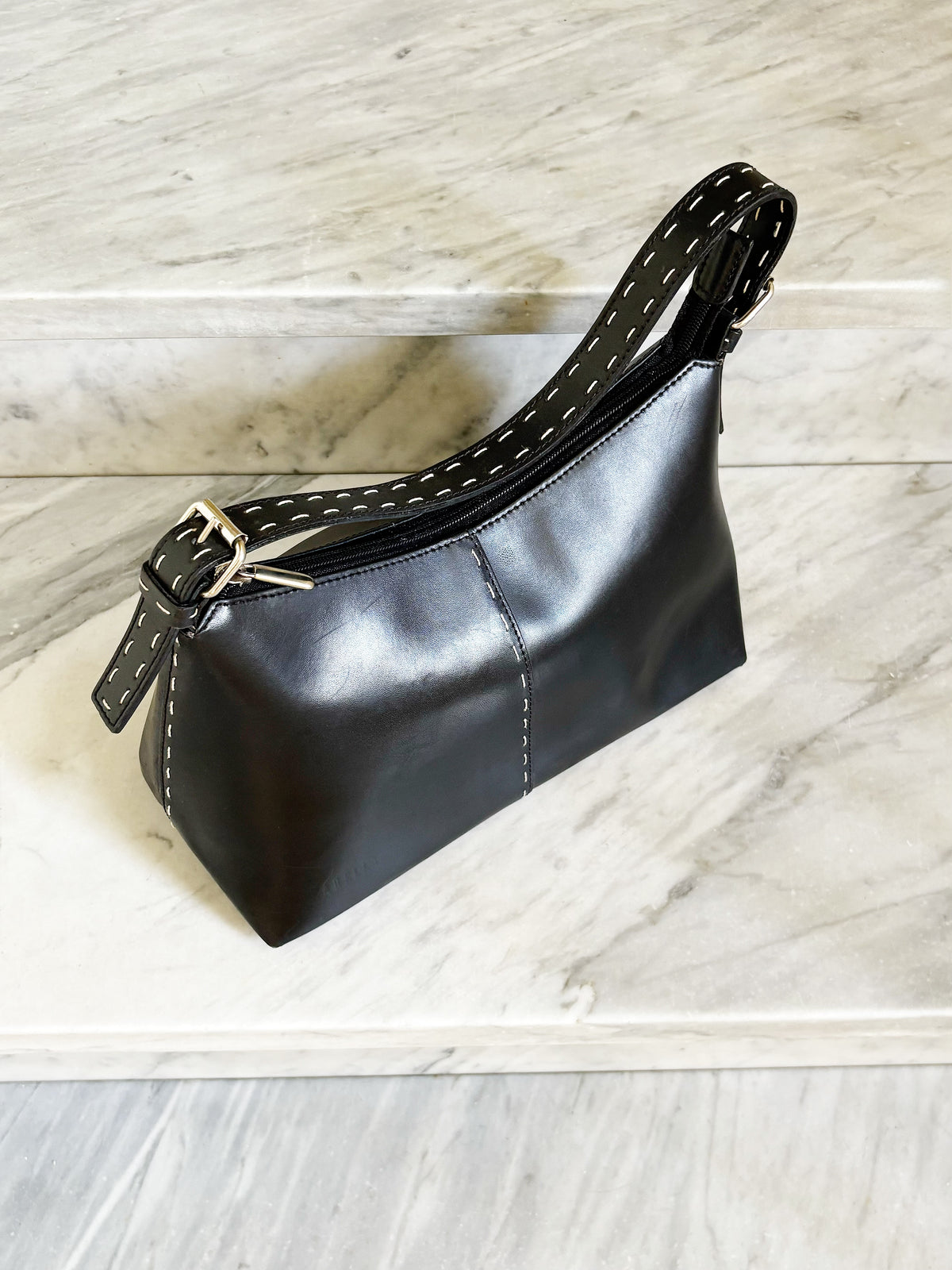 MARELLA– Borsa vintage in pelle nera con impunture a contrasto