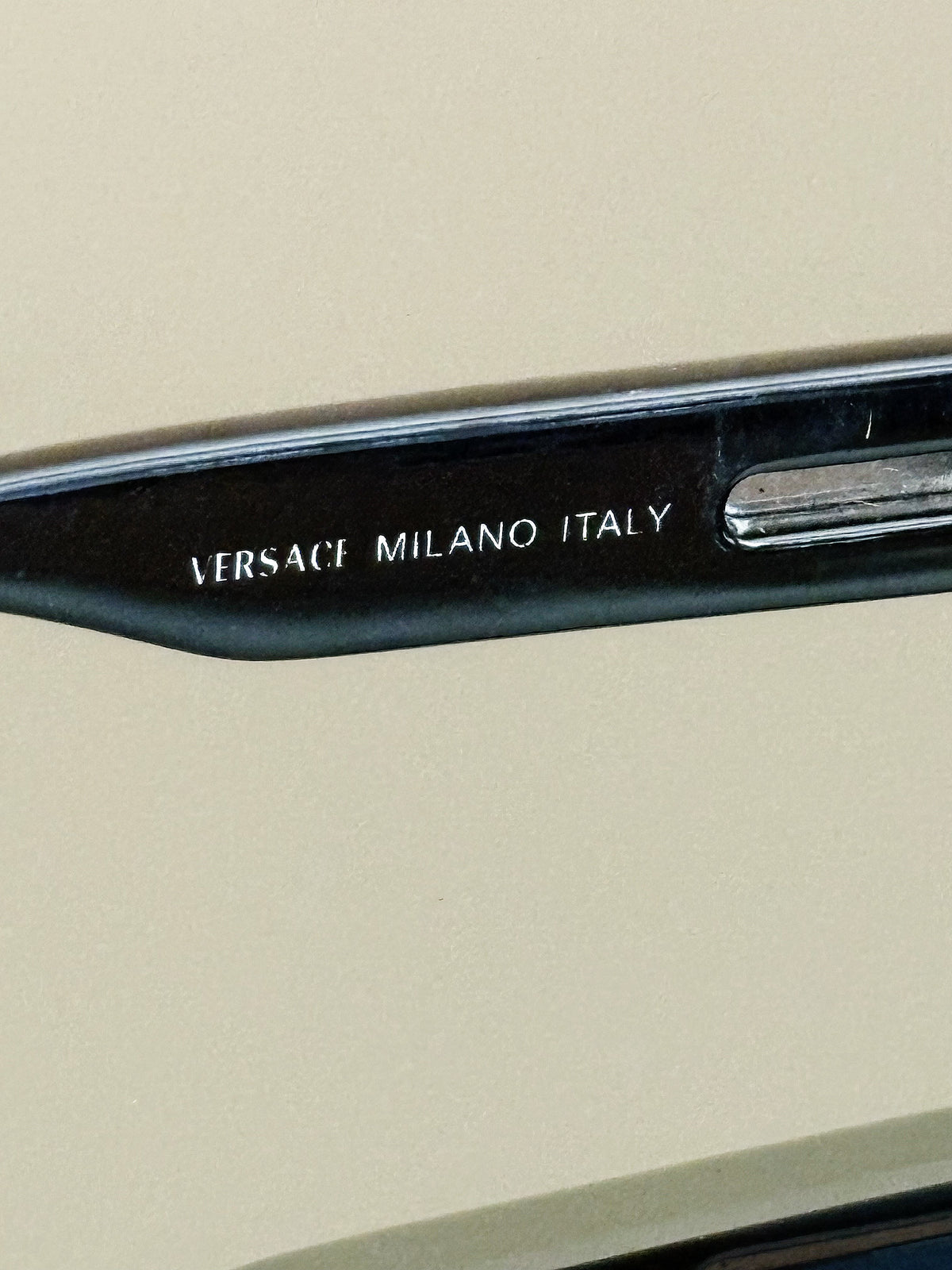 VERSACE - Occhiali da sole P-596 – montatura nera con dettagli metallici