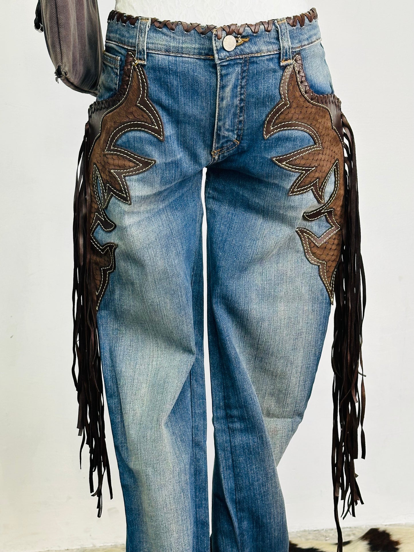 ￼ROBERTO CAVALLI - Jeans Western Revival in Denim e Pelle con Frange
