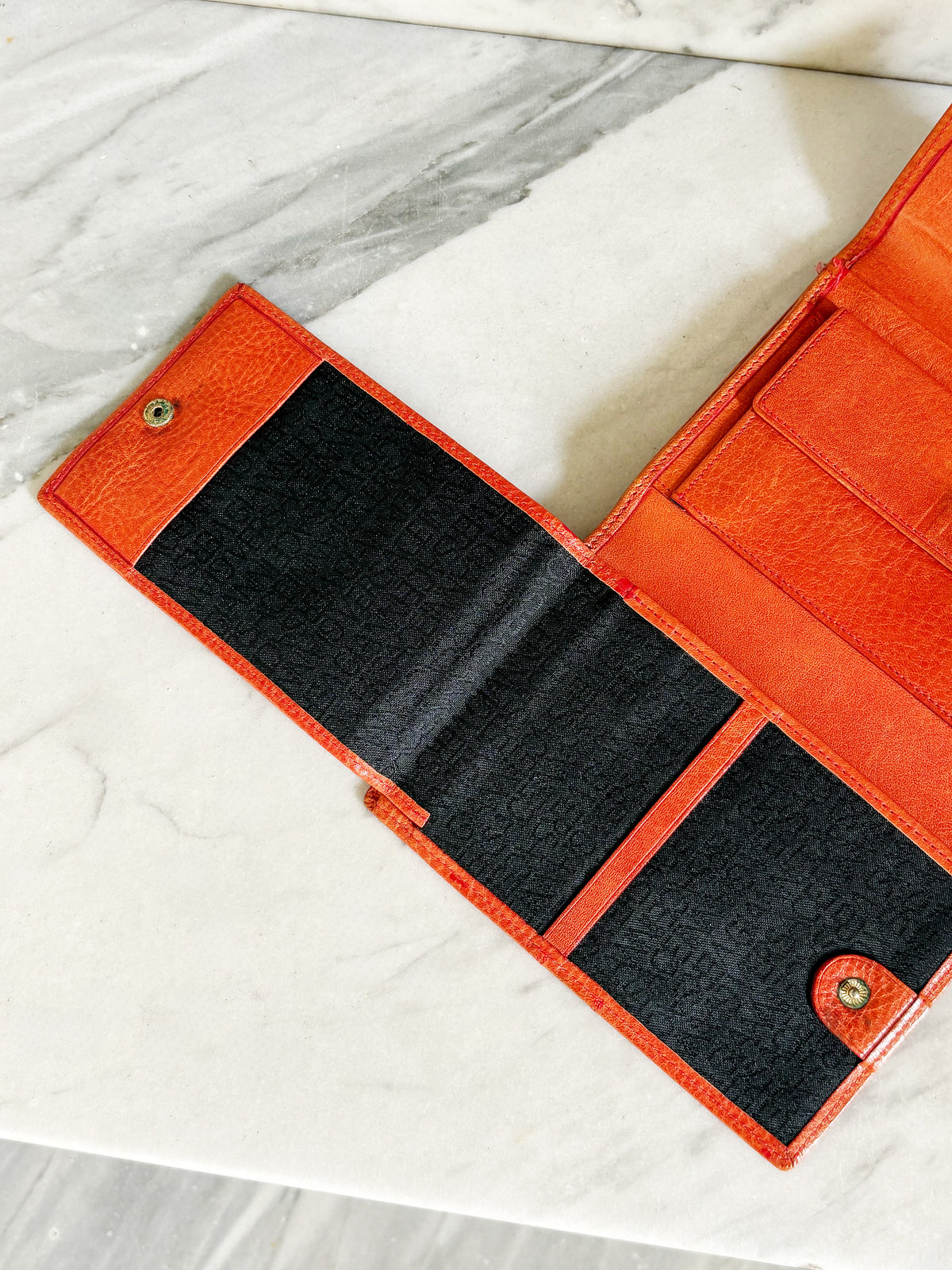 GIANNI VERSACE – Portafoglio in pelle arancio con motivo Greca vintage anni 90’