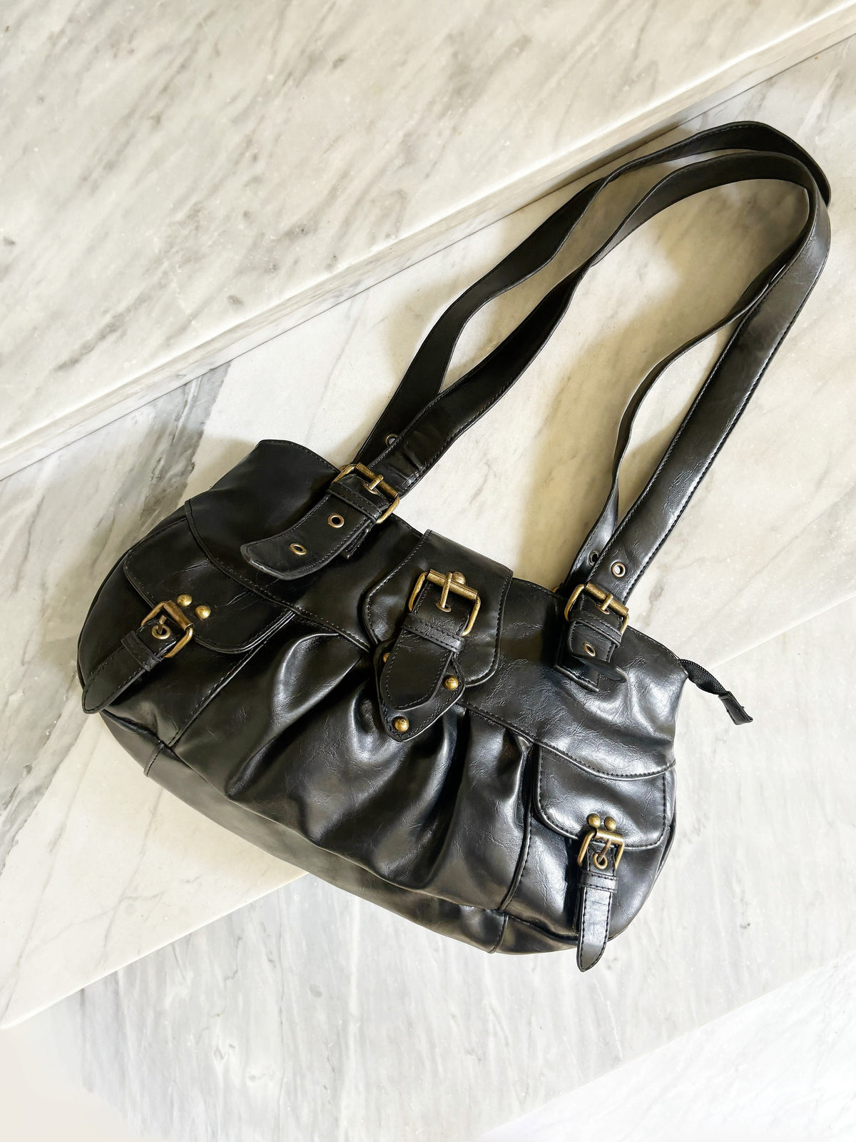 Borsa vintage Y2K in pelle nera con fibbie e tasche – 2000s Buckle Shoulder Bag