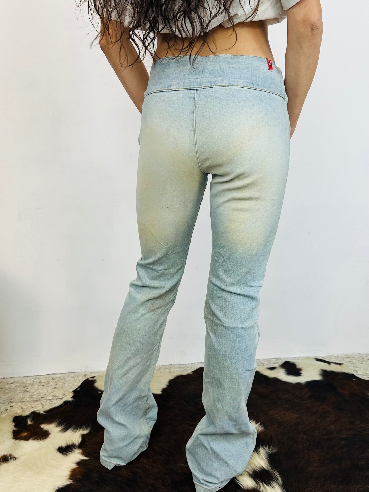 Jeans Flare Light Wash con Cintura Ovale Integrata – Y2K Edition