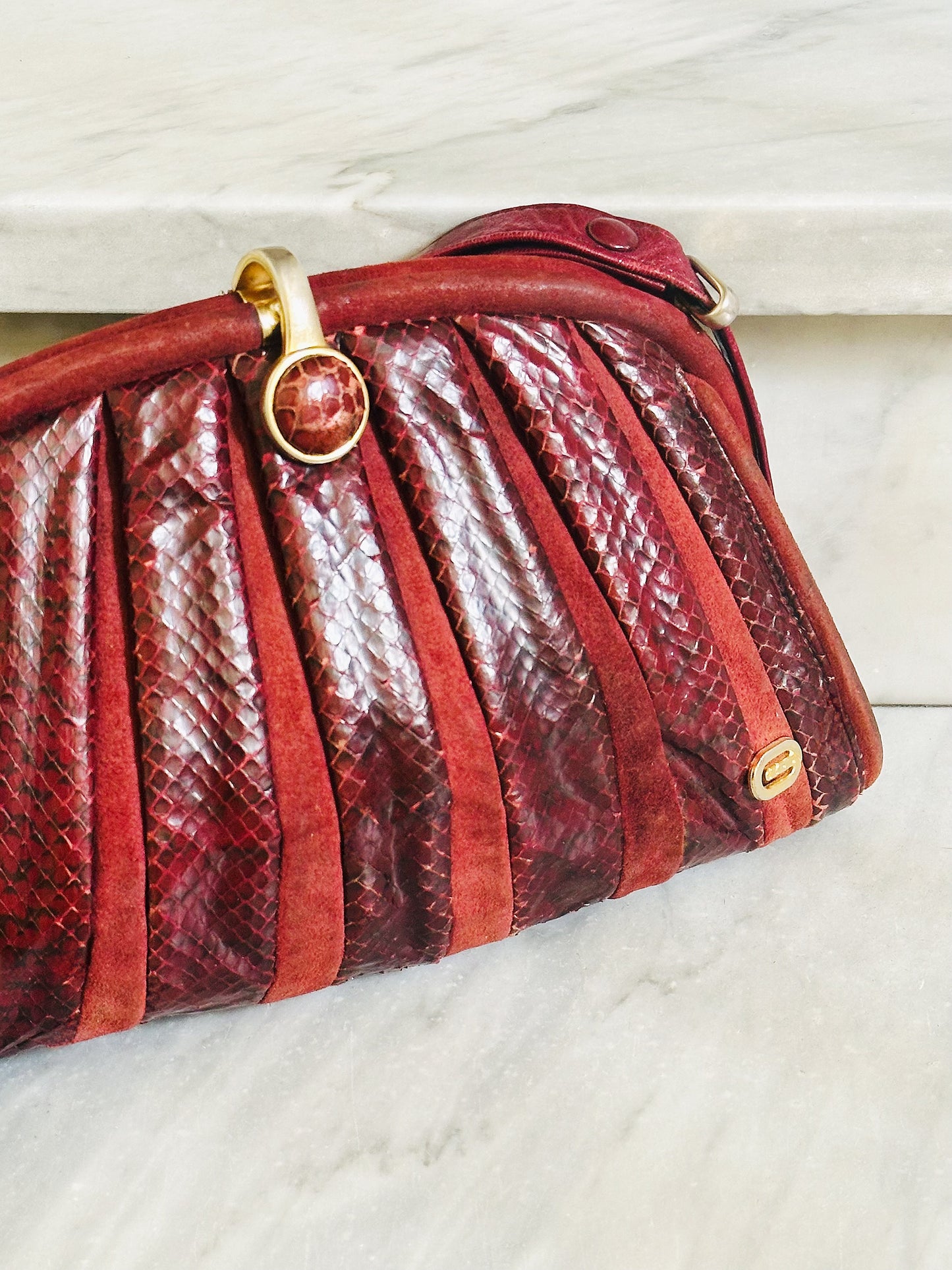 CLUTCH - Borsa vintage in pitone bordeaux dettagli in suede e chiusura gioiello