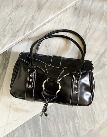 Borsa vintage Y2K nera in pelle con cuciture a contrasto e dettagli metallici