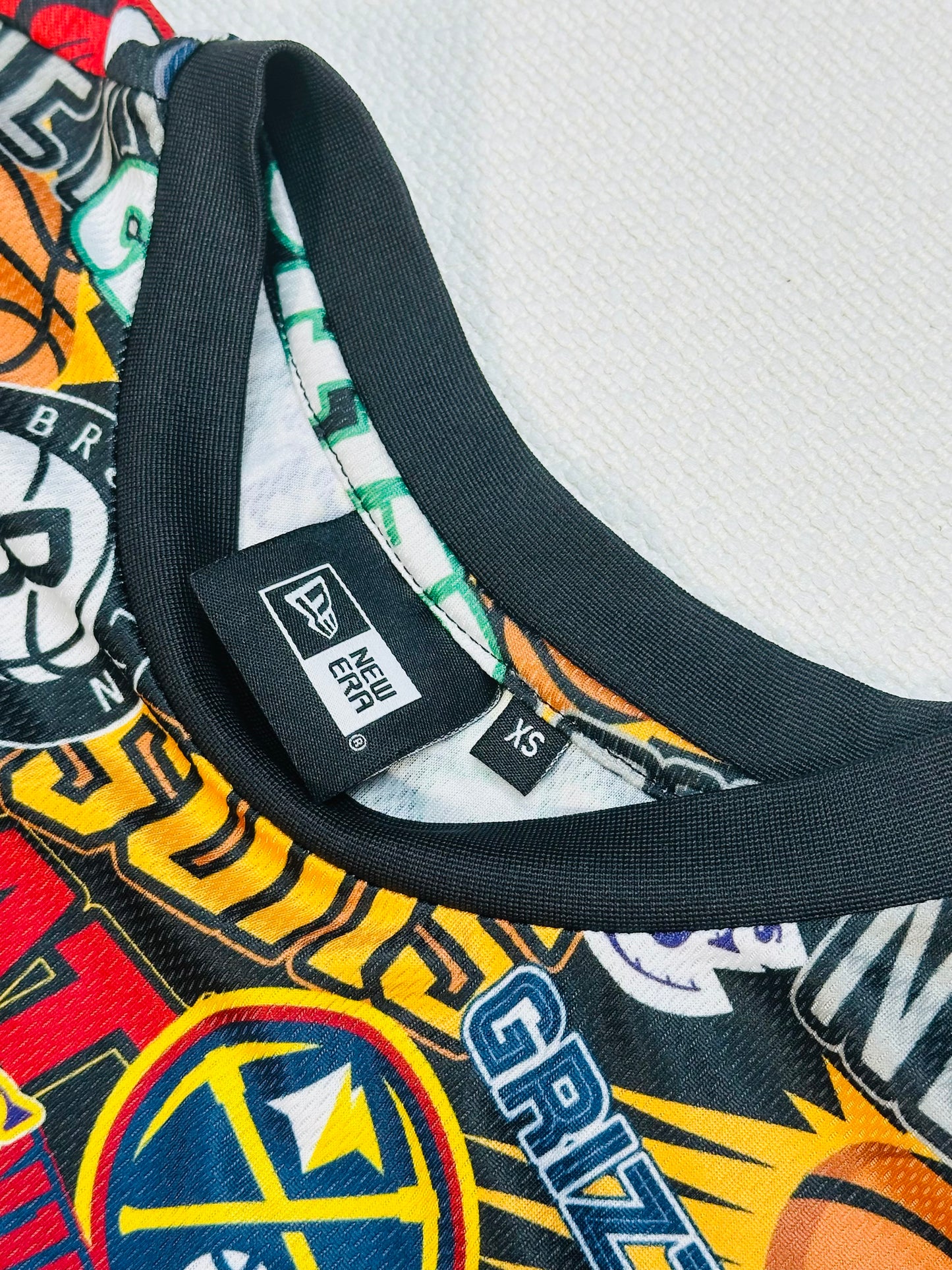 NBA x NEW ERA - T-shirt Multiteam Sticker Patch | XS