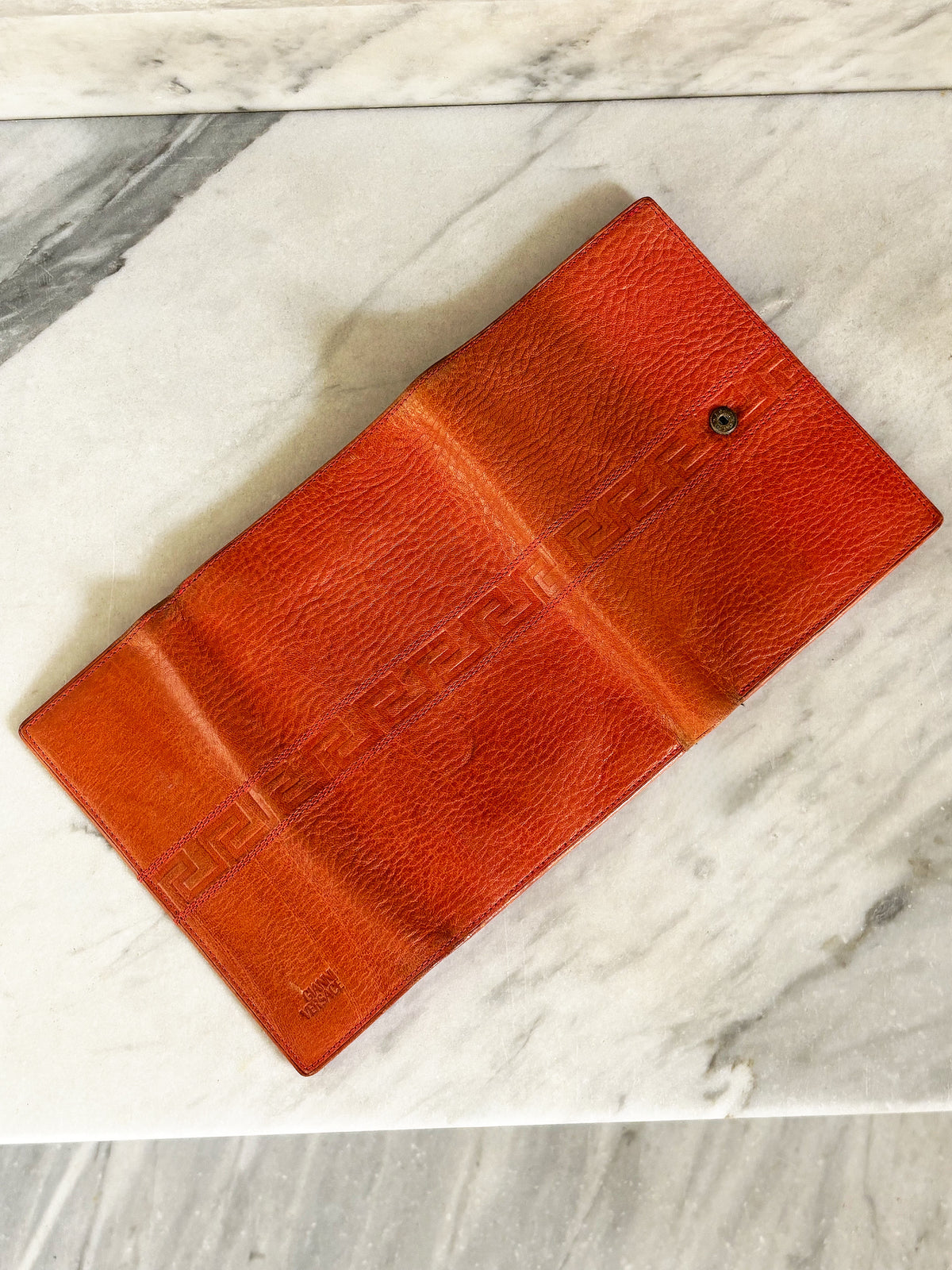 GIANNI VERSACE – Portafoglio in pelle arancio con motivo Greca vintage anni 90’