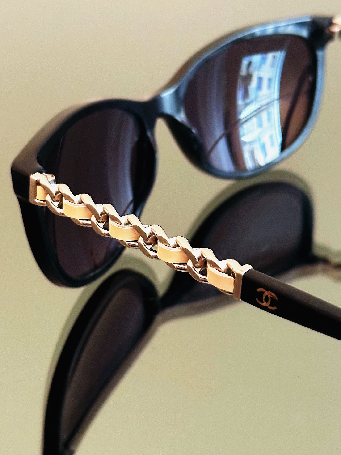CHANEL - Occhiali da Sole Chanel 5260-Q – Nero con Catena Iconica Oro Champagne