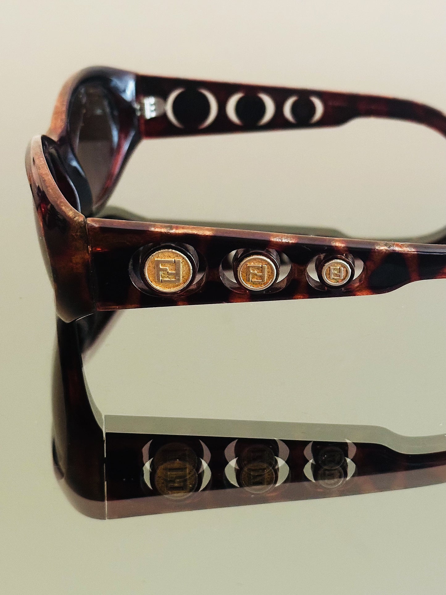 FENDI - Occhiali da sole vintage FF Medallion – Made in Italy