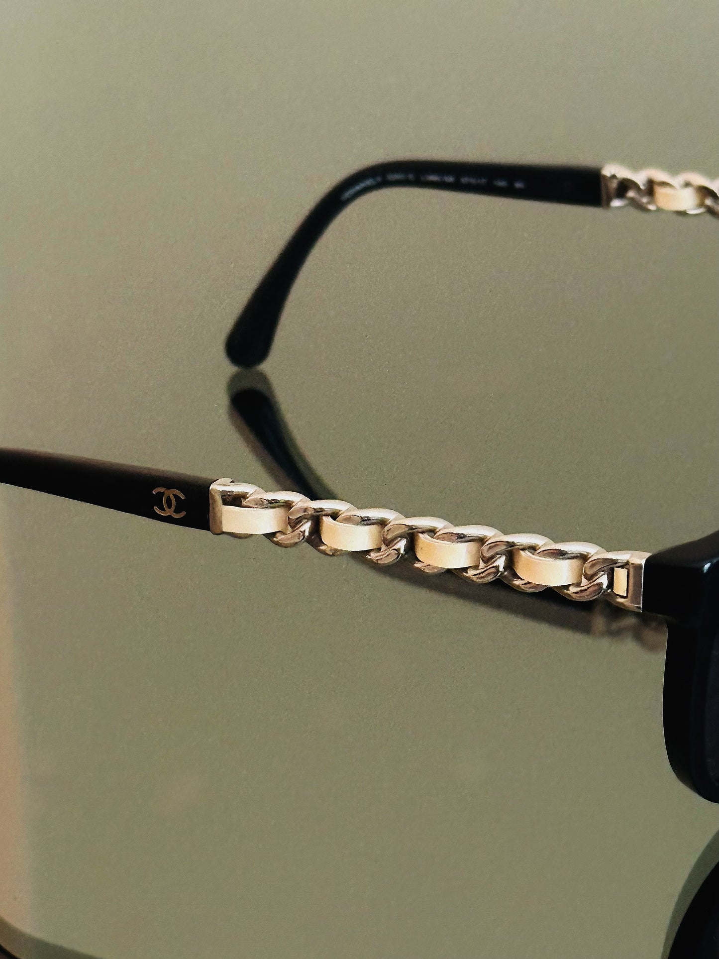 CHANEL - Occhiali da Sole Chanel 5260-Q – Nero con Catena Iconica Oro Champagne