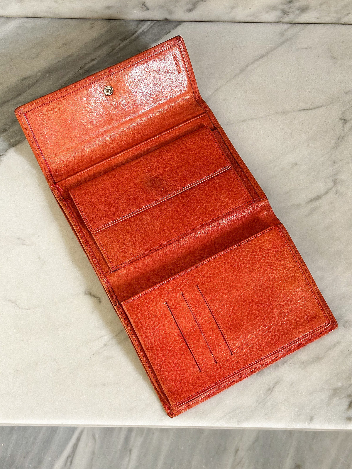 GIANNI VERSACE – Portafoglio in pelle arancio con motivo Greca vintage anni 90’