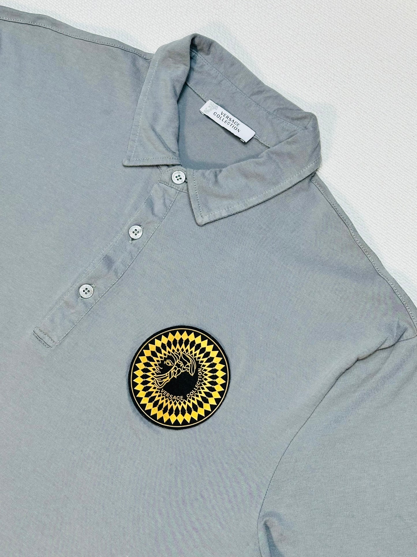 VERSACE COLLECTION –  Polo color grigio con Patch dorato di Medusa stilizzata | XXL