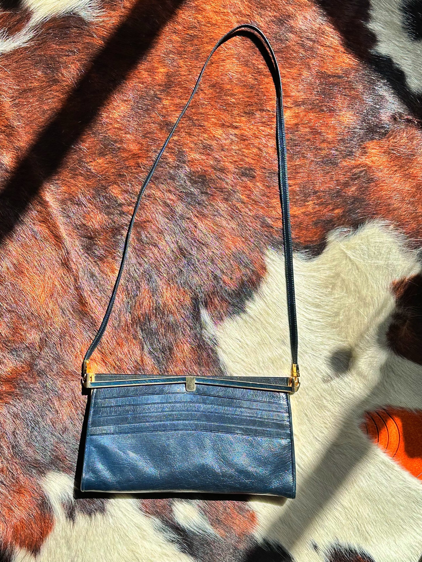 CLUTCH - Borsa Vintage Structured in Pelle Blu Notte con Chiusura Gioiello