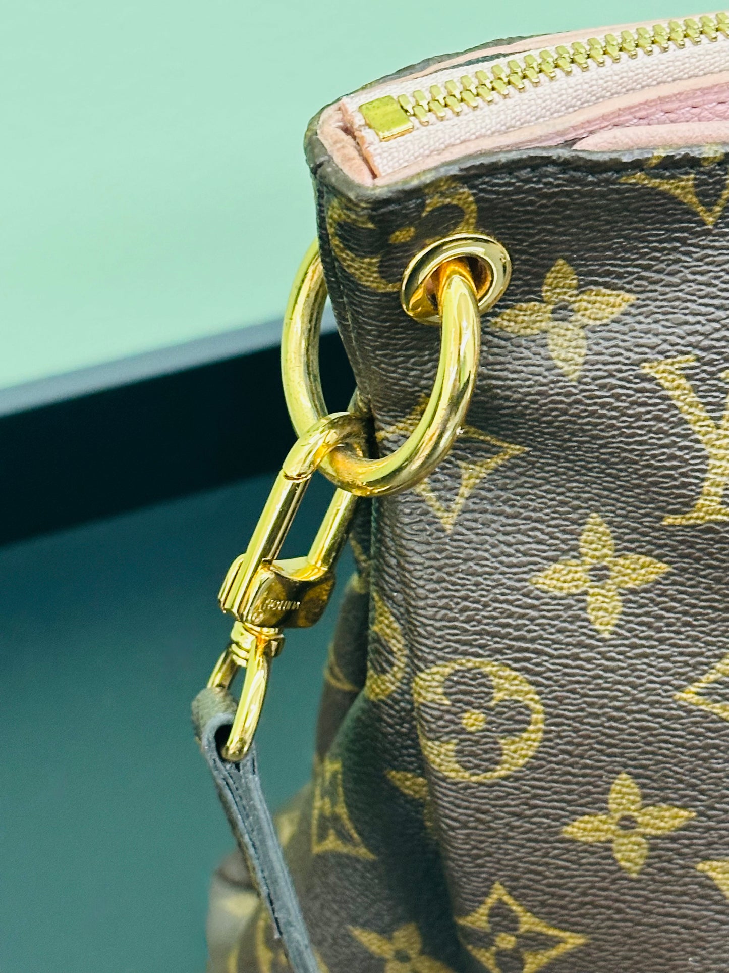 LOUIS VUITTON - Pallas MM – Monogram Canvas
