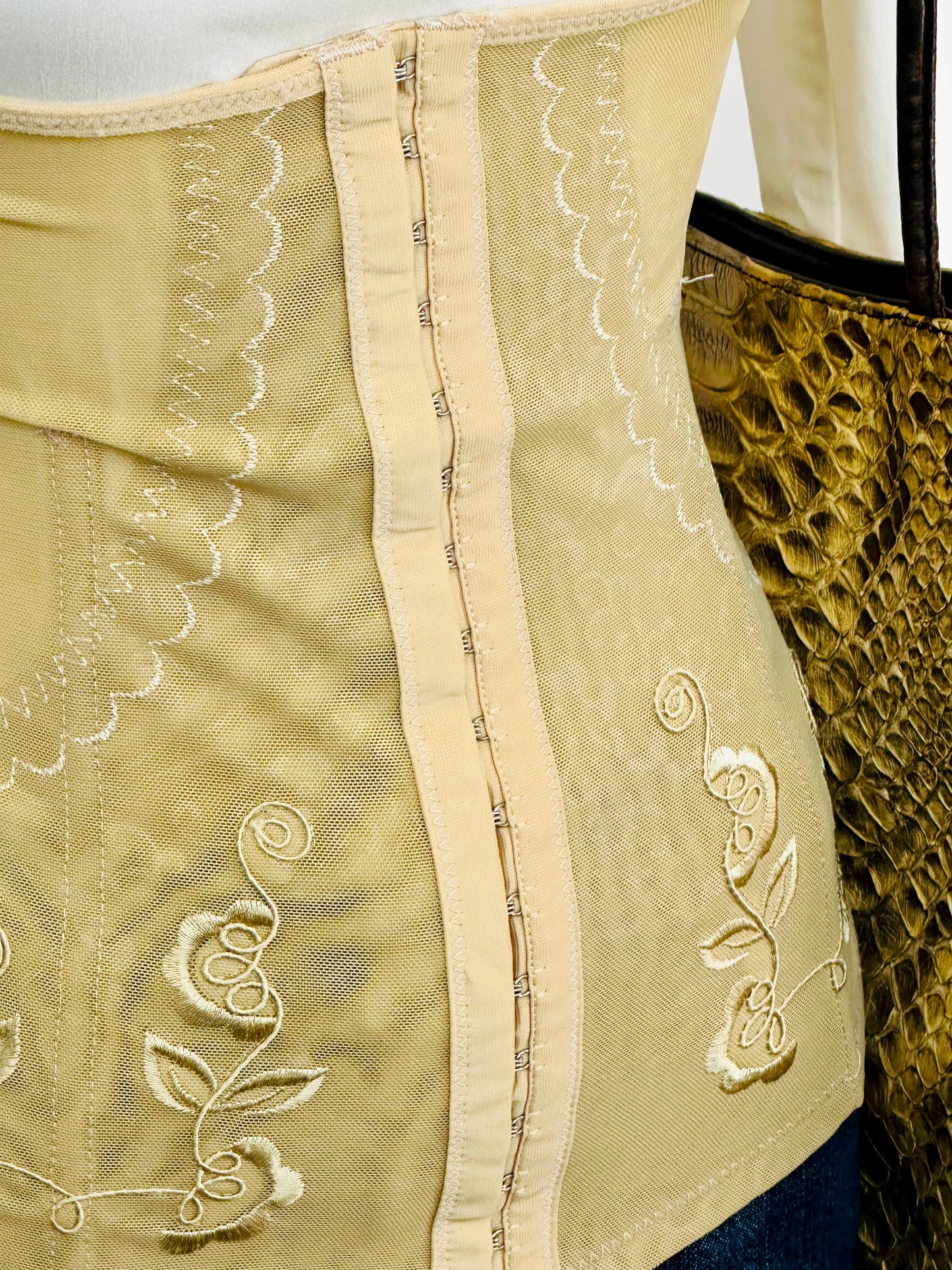Corsetto steccato vintage in tulle ricamato – color champagne