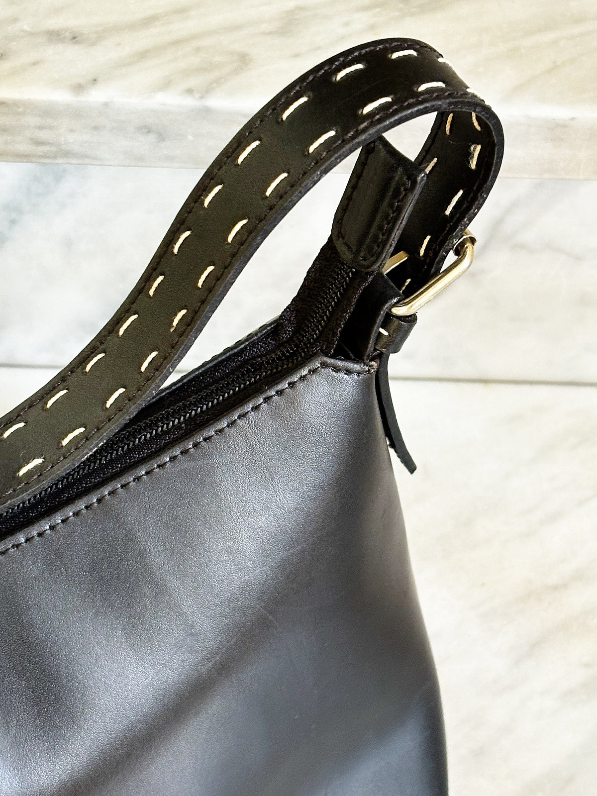MARELLA– Borsa vintage in pelle nera con impunture a contrasto