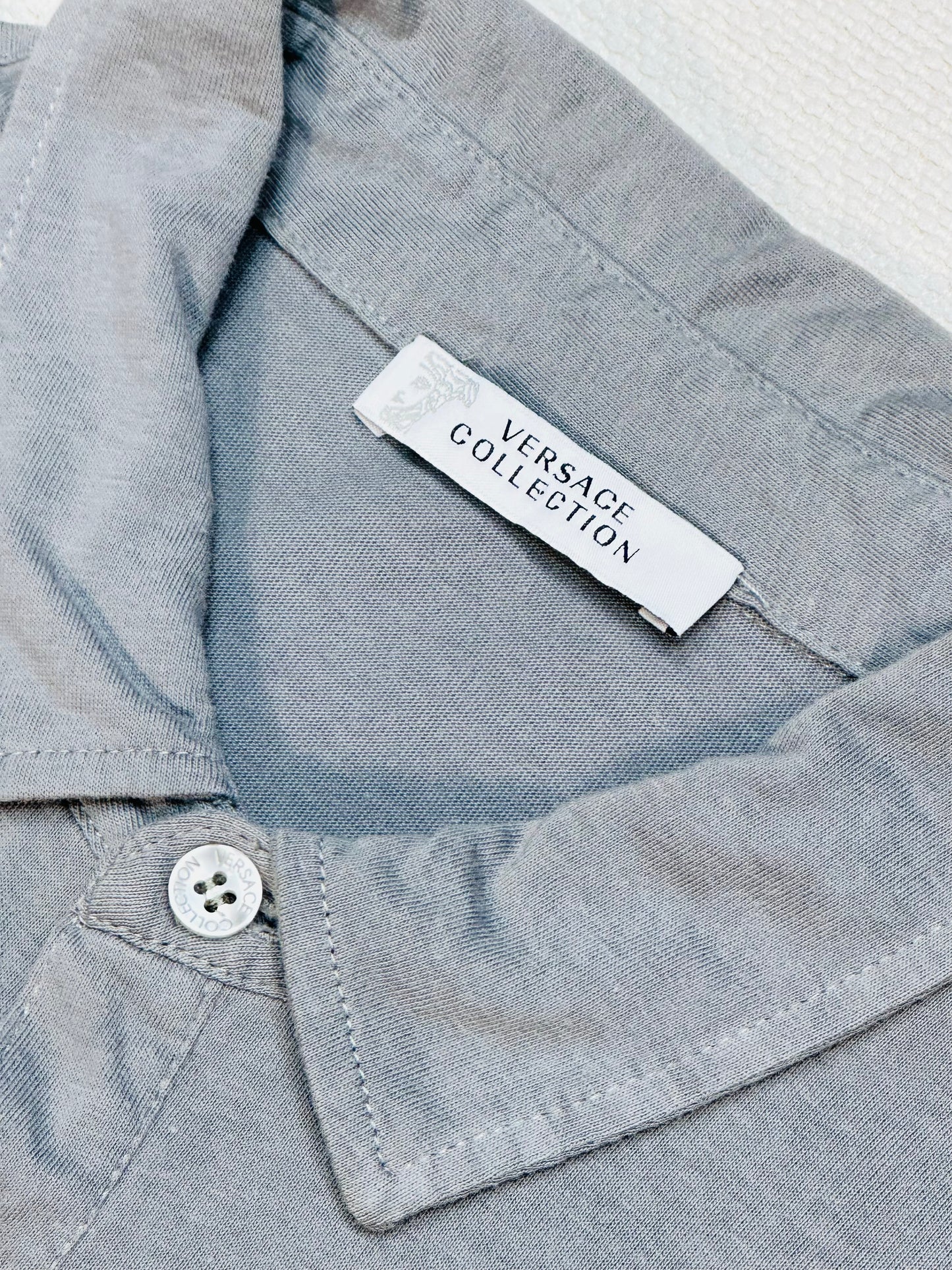 VERSACE COLLECTION –  Polo color grigio con Patch dorato di Medusa stilizzata | XXL