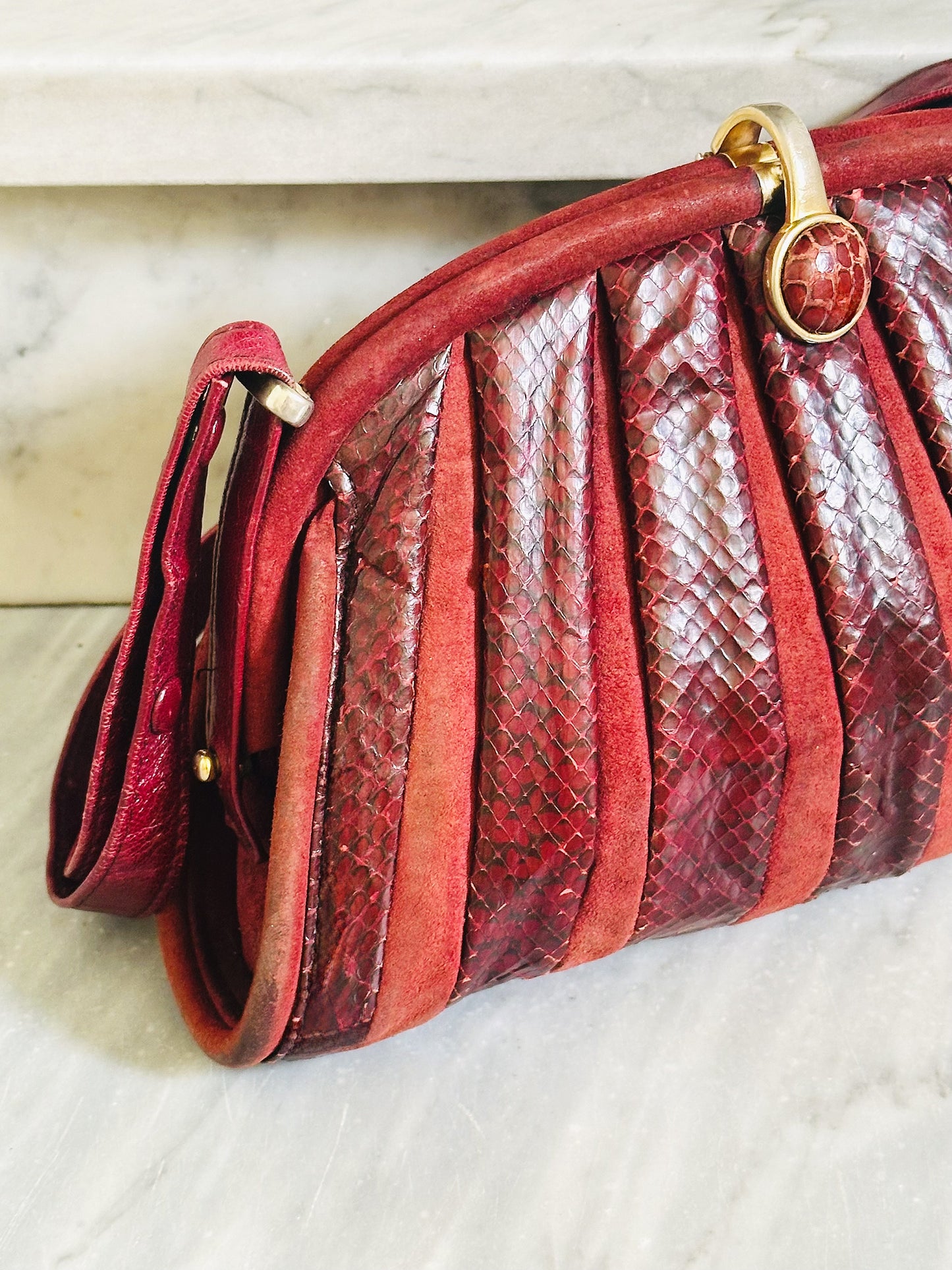 CLUTCH - Borsa vintage in pitone bordeaux dettagli in suede e chiusura gioiello