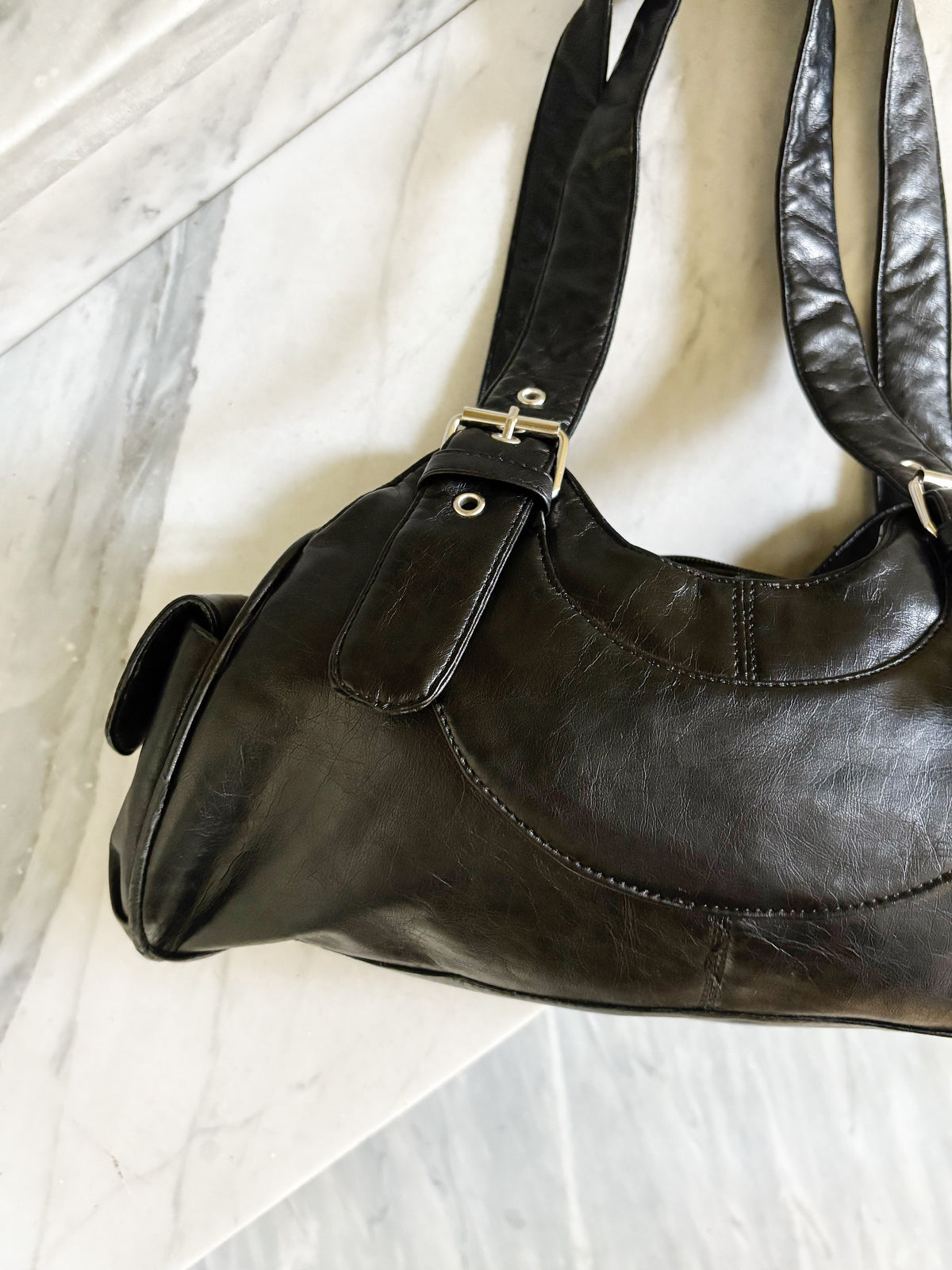 Borsa vintage in pelle nera Y2K con doppio manico e fibbie