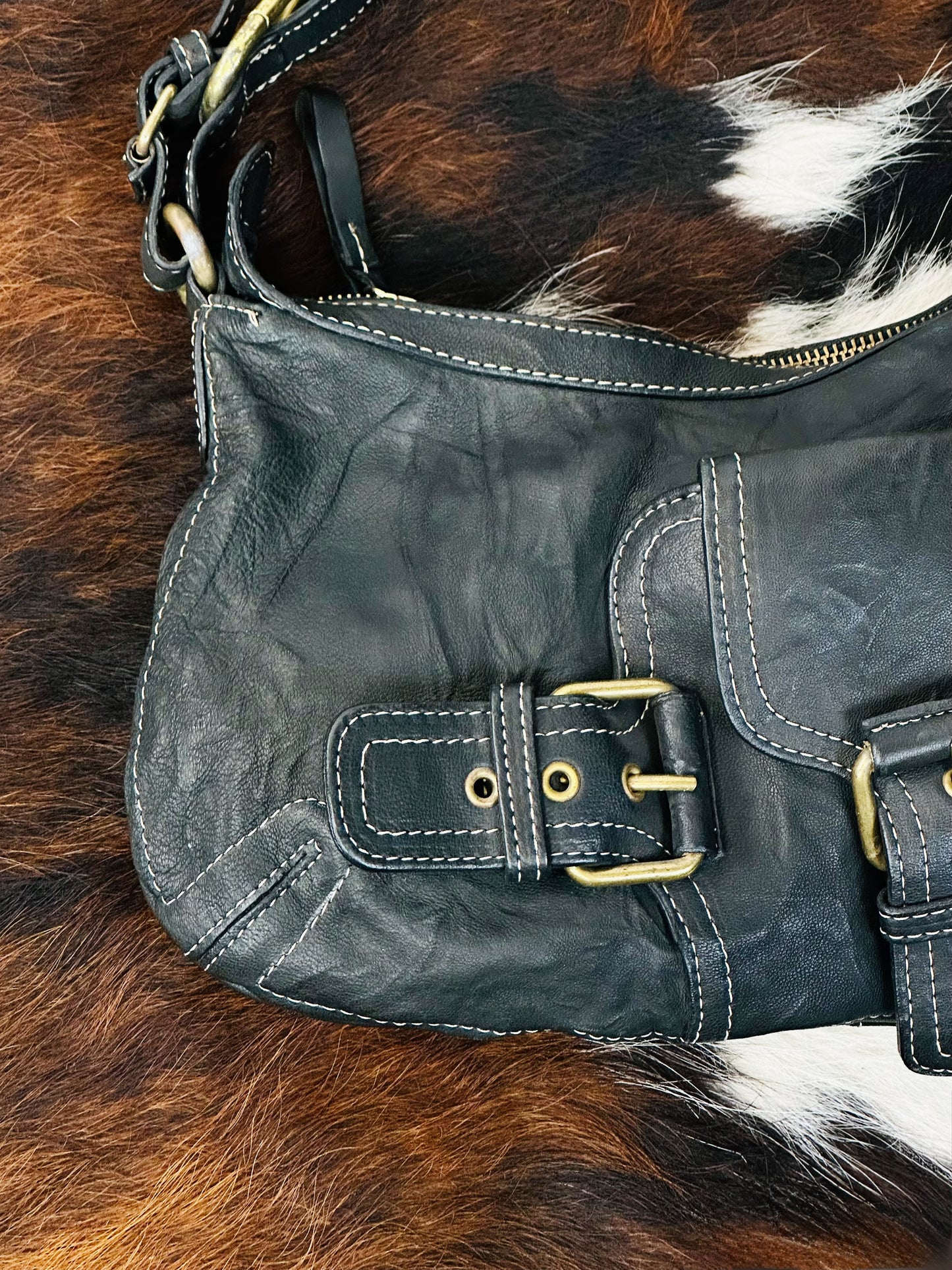 Borsa a Spalla in Pelle Marrone con Dettagli in Metallo