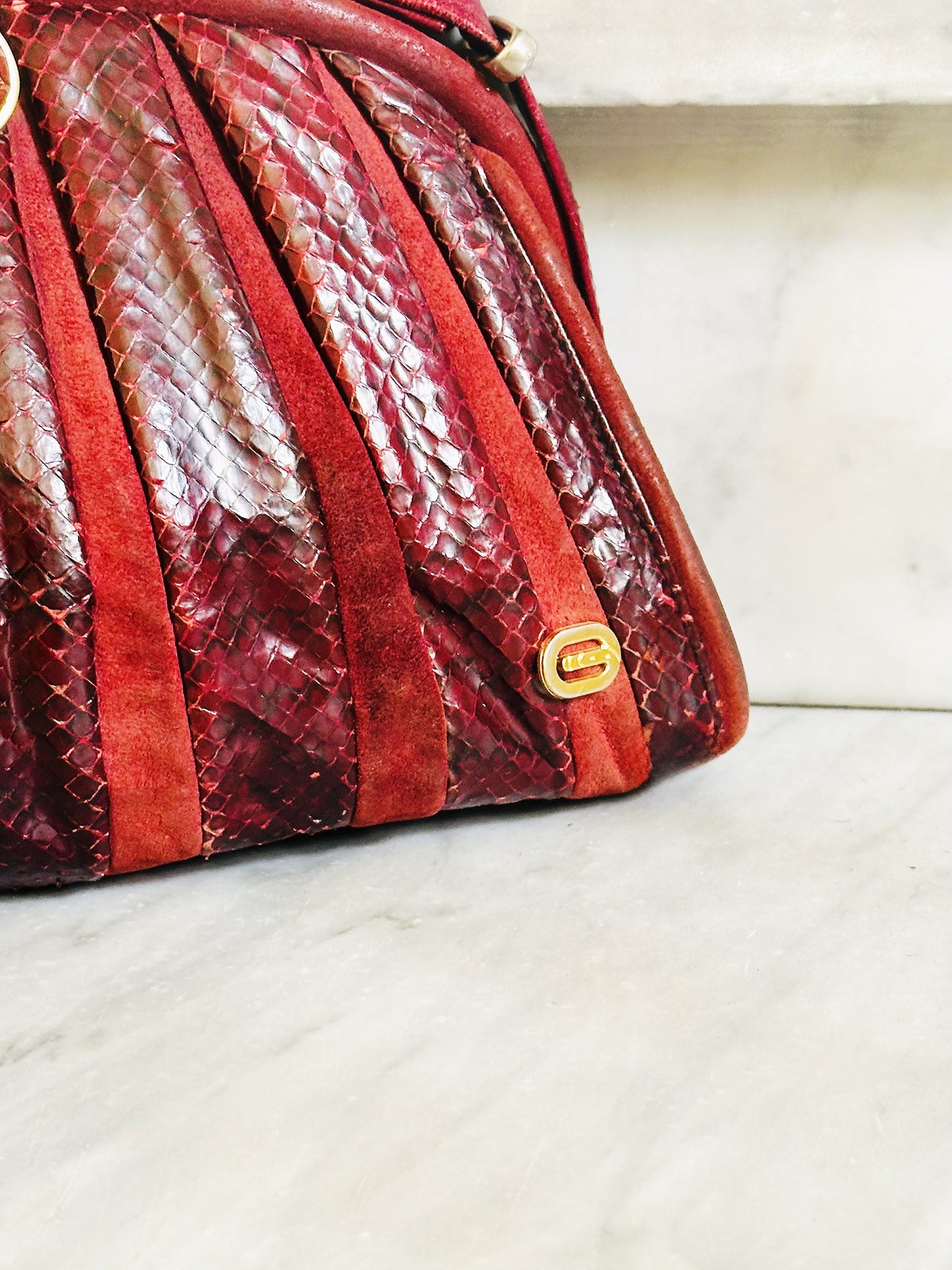 CLUTCH - Borsa vintage in pitone bordeaux dettagli in suede e chiusura gioiello