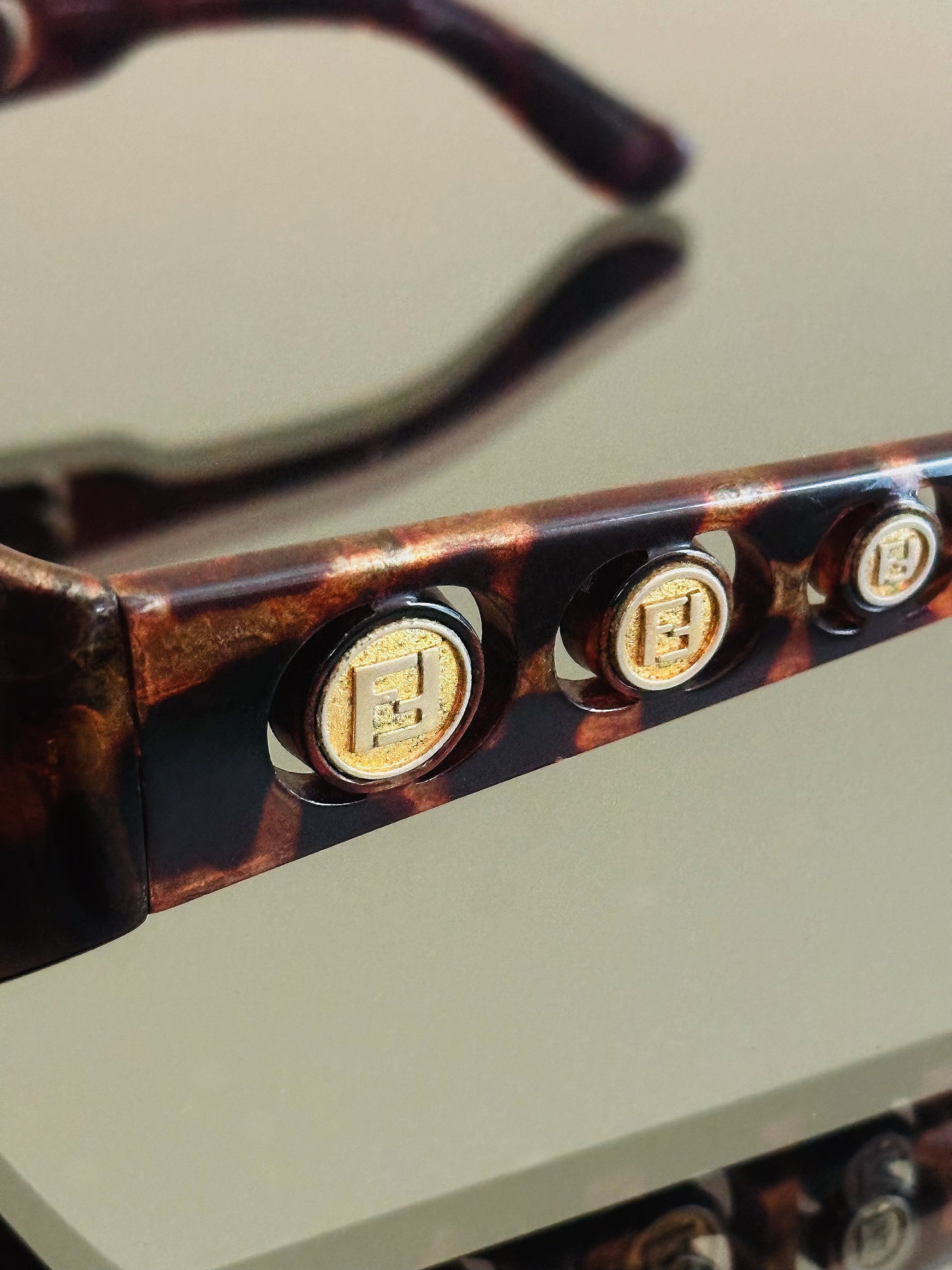 FENDI - Occhiali da sole vintage FF Medallion – Made in Italy
