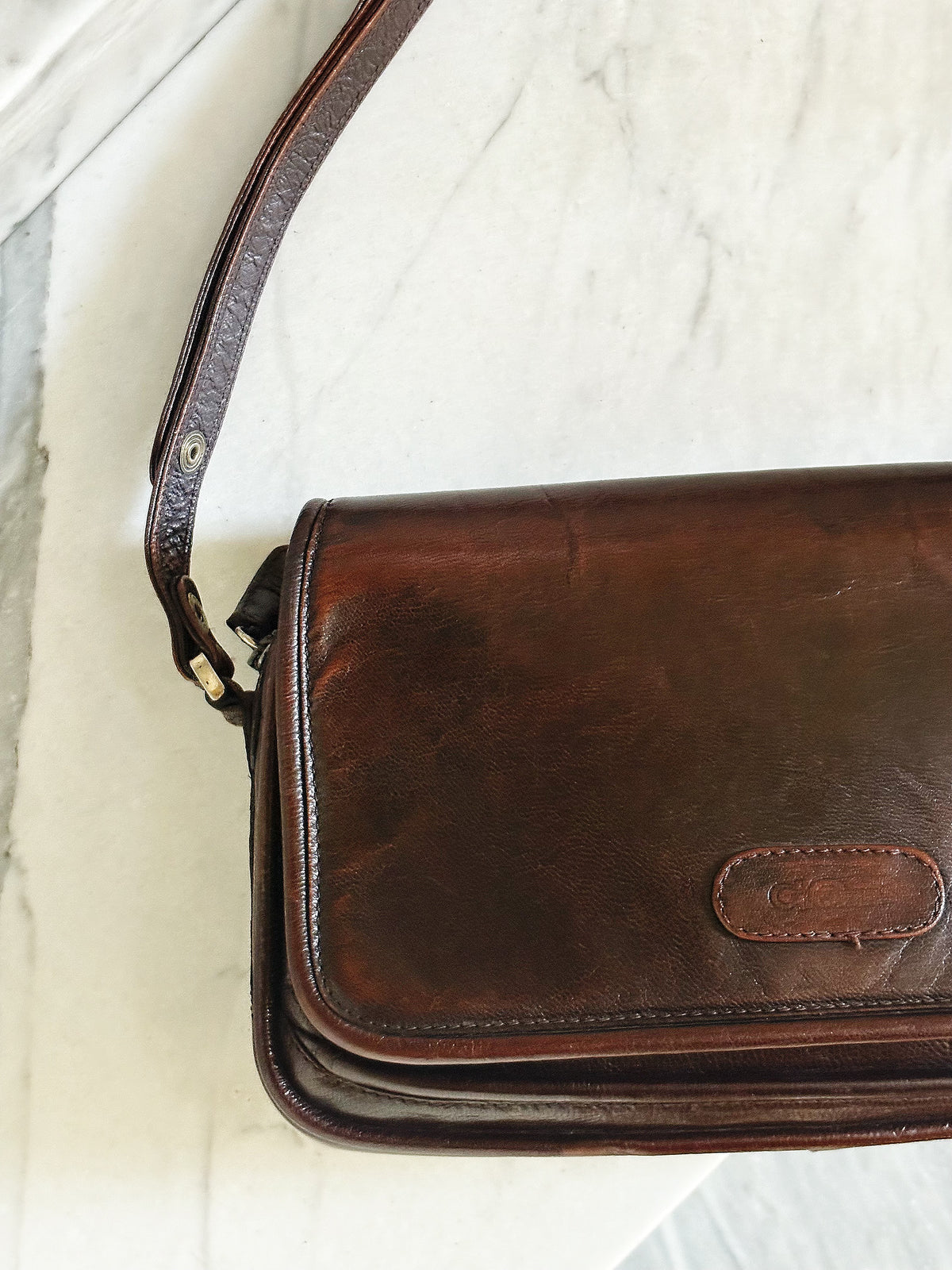 Vintage Brown Leather Shoulder Bag – Borsa a Spalla in Pelle Marrone con Tracolla Regolabile