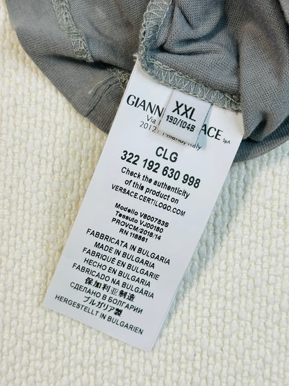 VERSACE COLLECTION –  Polo color grigio con Patch dorato di Medusa stilizzata | XXL