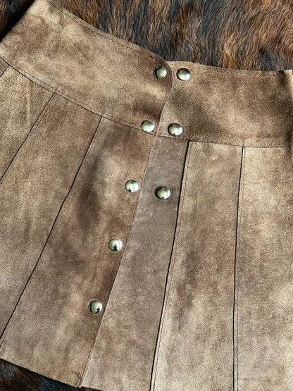Gonna Mini in Vera Pelle Scamosciata Marrone – Bottoni a Pressione e Pannelli Verticali