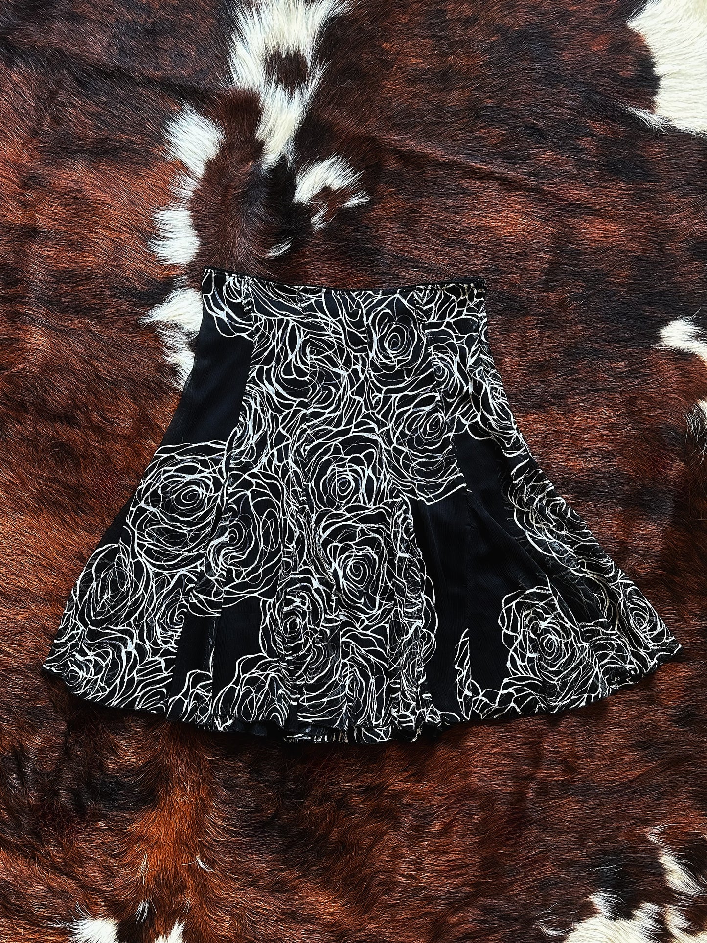 Gonna vintage svasata a rose grafiche bianco e nero | Romantic Gothic | Made in Italy