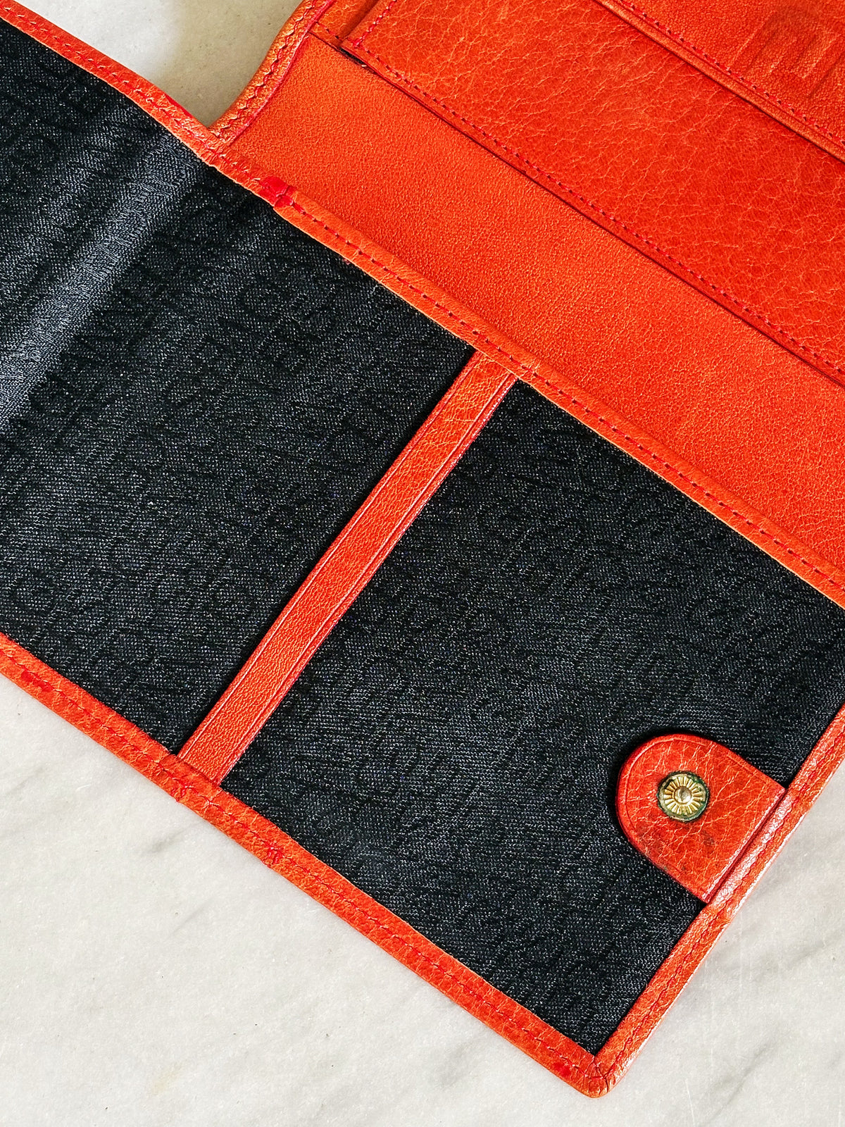 GIANNI VERSACE – Portafoglio in pelle arancio con motivo Greca vintage anni 90’