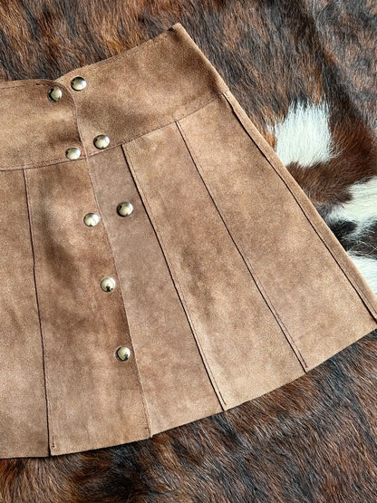 Gonna Mini in Vera Pelle Scamosciata Marrone – Bottoni a Pressione e Pannelli Verticali