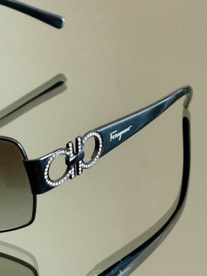 SALVATORE FERRAGAMO - Occhiali da sole – Shield Y2K con Gancini e cristalli