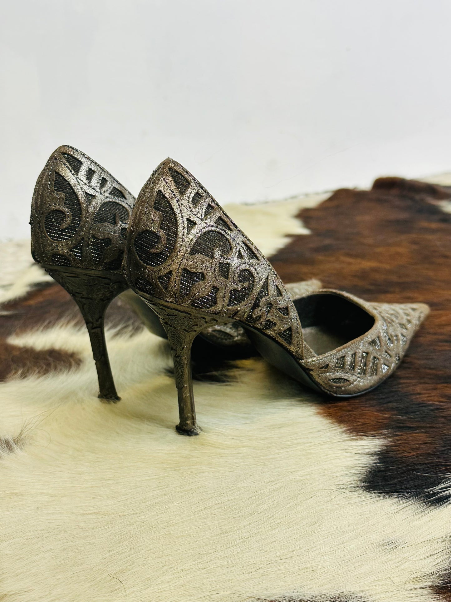 Décolleté vintage in pizzo lamé bronzo con tacco scolpito – Made in Italy