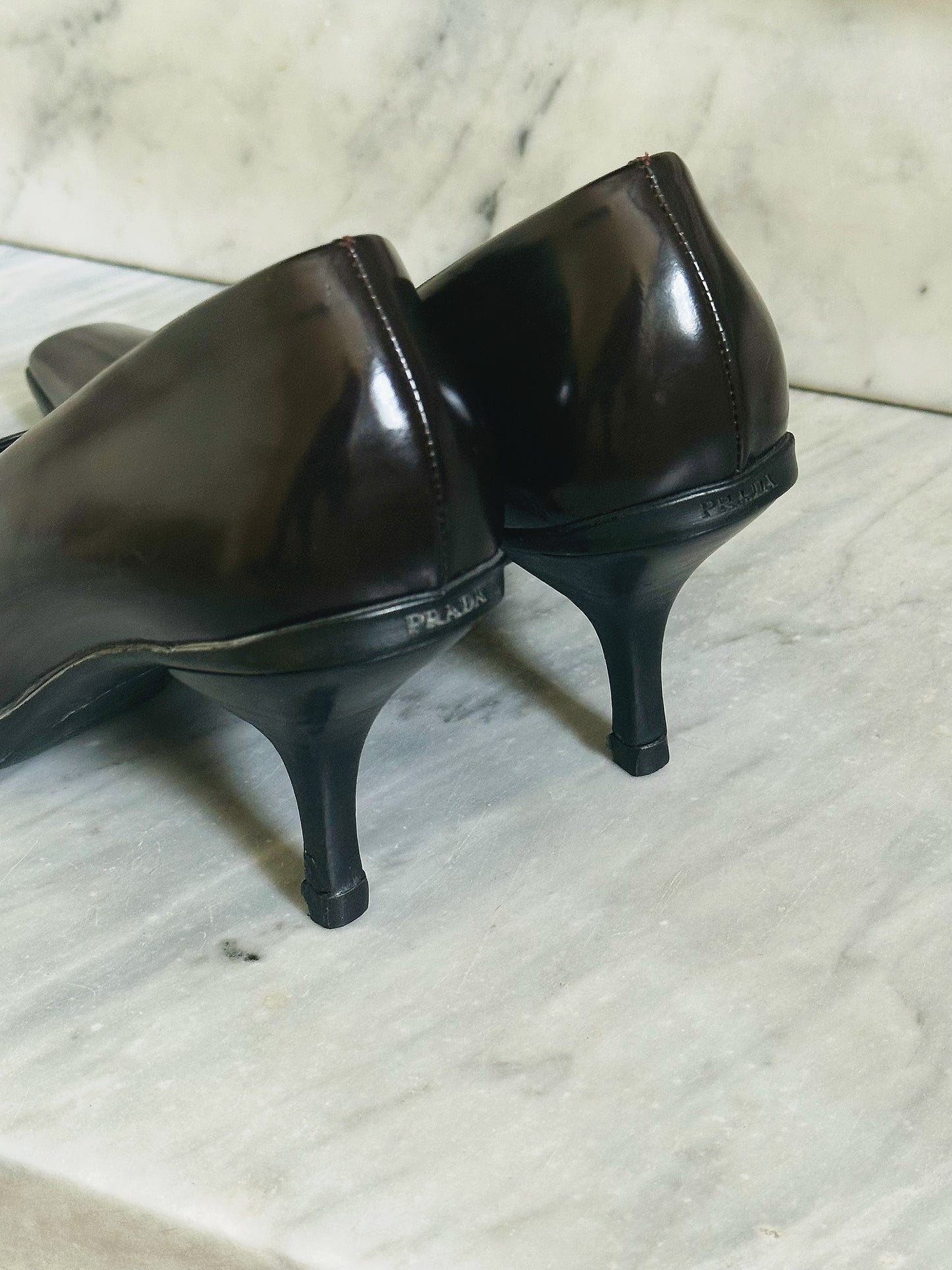 PRADA -  Décolleté in Vernice – Punta Squadrata e Tacco Medio | Taglia 37
