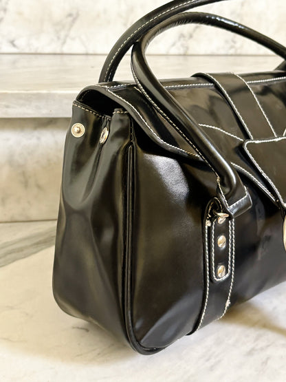 Borsa vintage Y2K nera in pelle con cuciture a contrasto e dettagli metallici