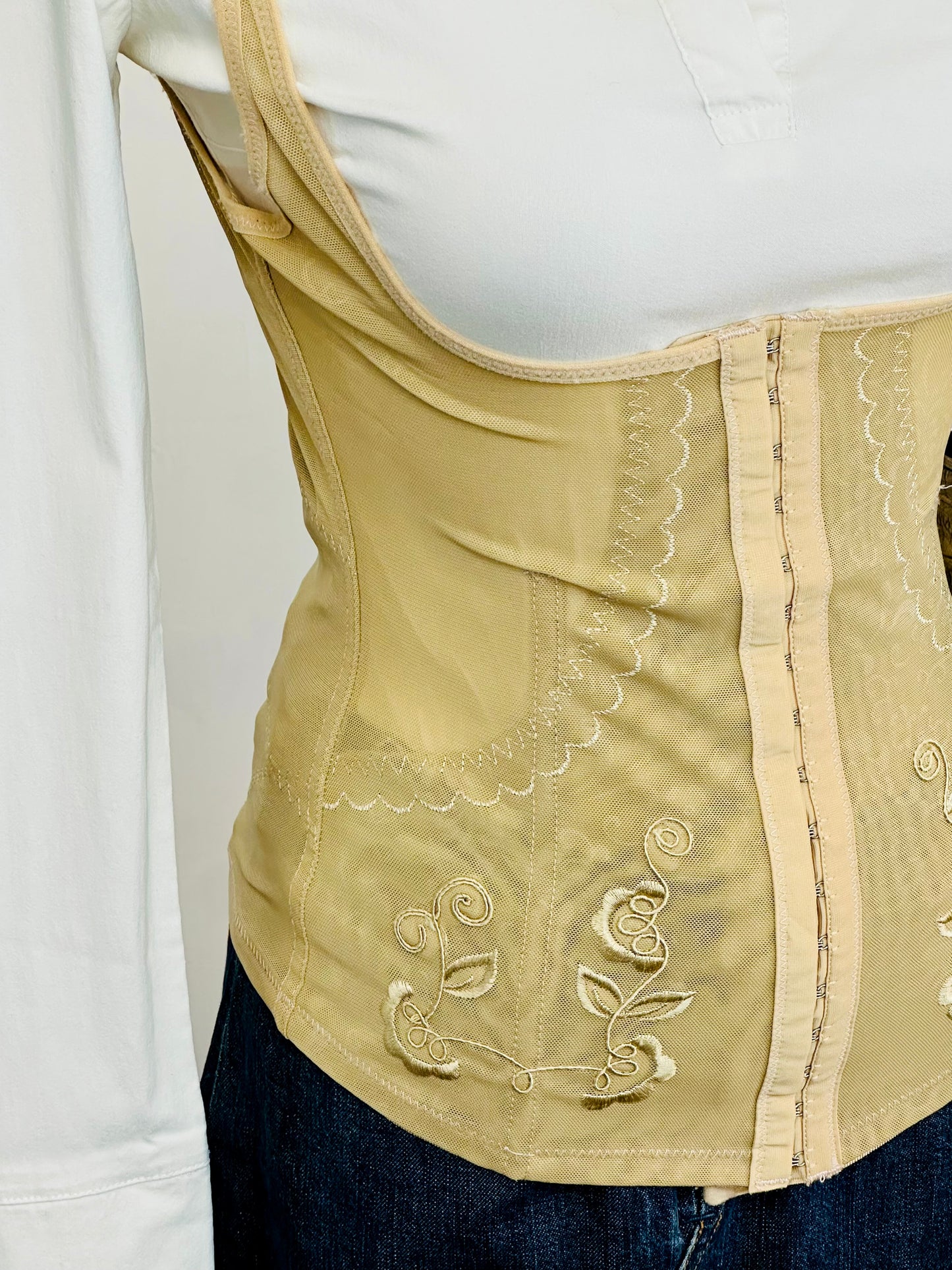 Corsetto steccato vintage in tulle ricamato – color champagne
