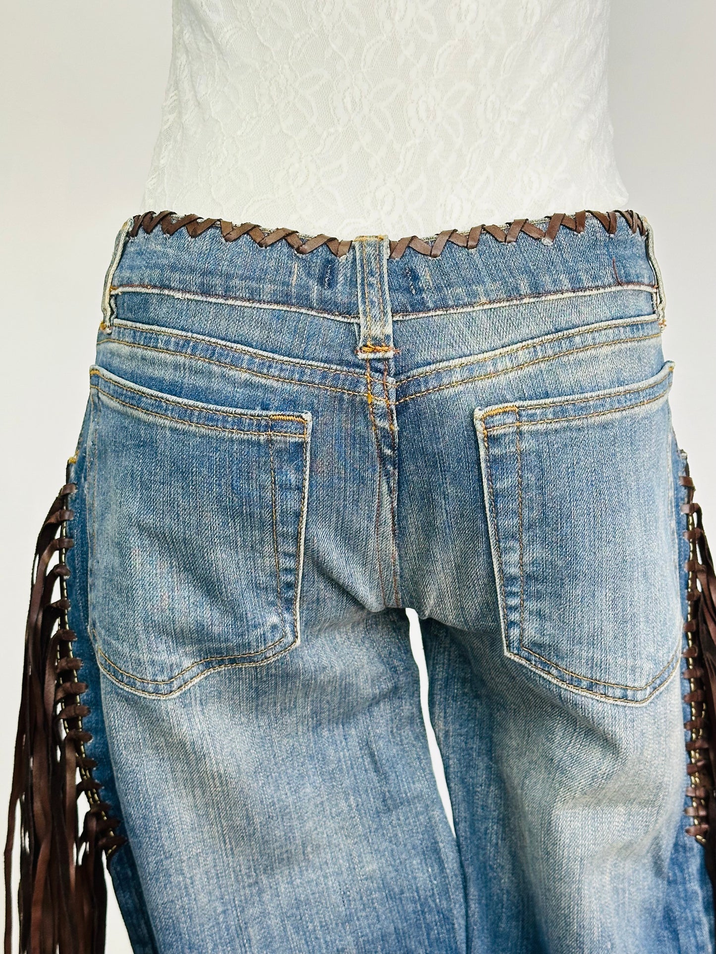 ￼ROBERTO CAVALLI - Jeans Western Revival in Denim e Pelle con Frange