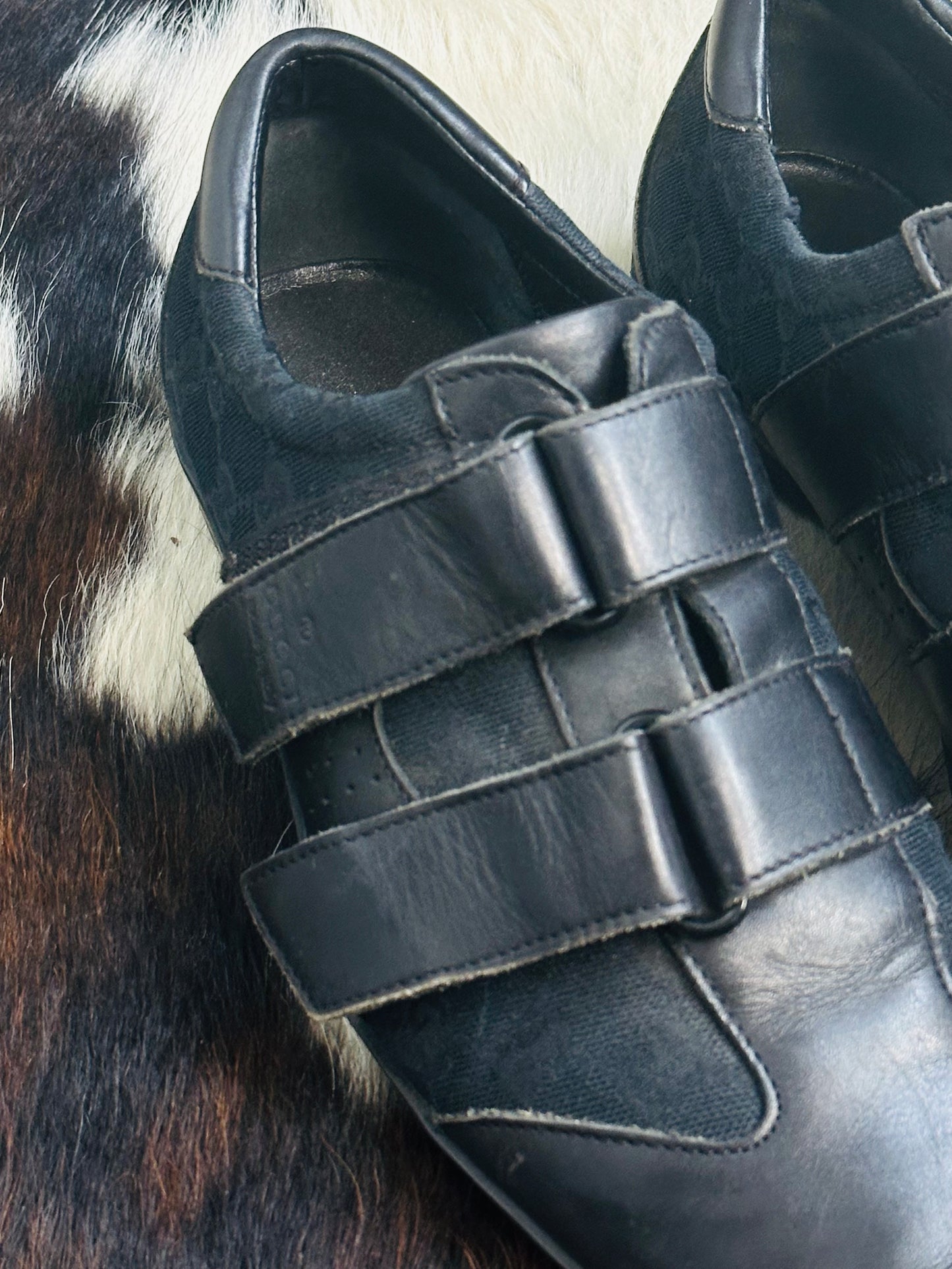 GUCCI - Sneakers Vintage con Doppio Strap – Pelle e Tela GG Monogram – Nero | Tg 40½